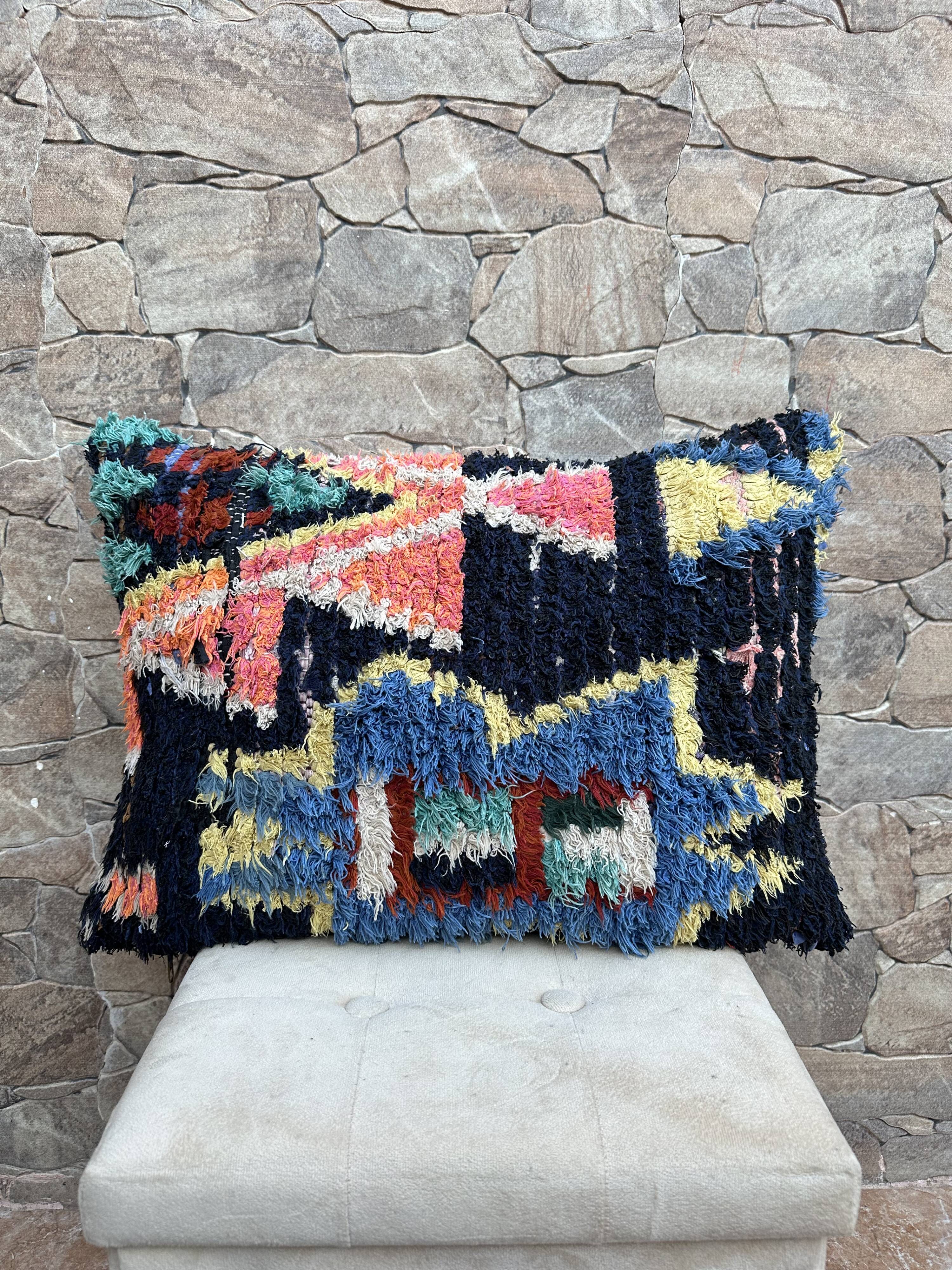 Magnifique coussin Kilim berbère vintage du Maroc