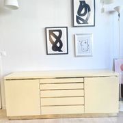 Buffet Jean-Claude Mahey in beige lacquer and brass – circa 1970