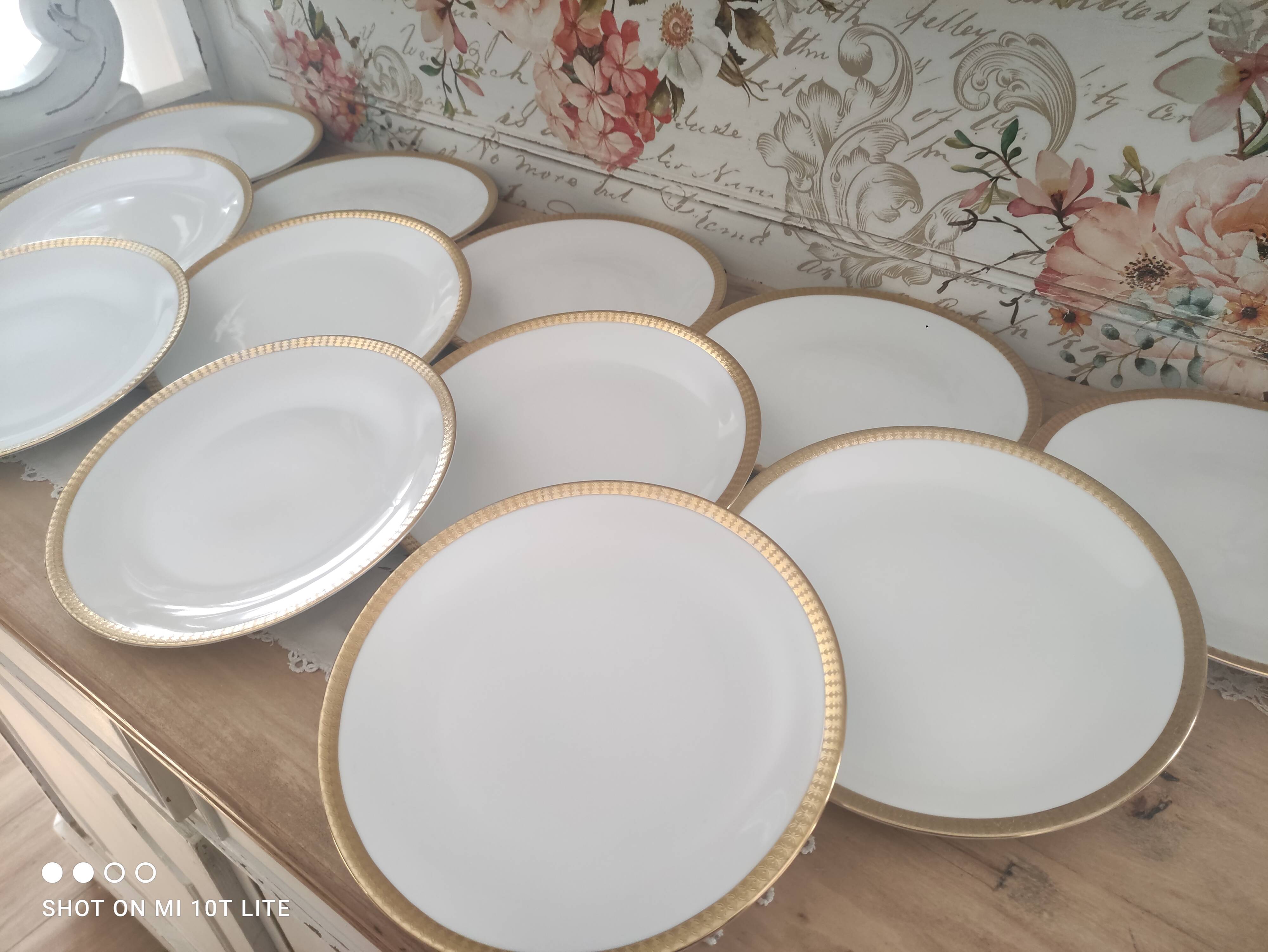 Lot de 12 assiettes plates en porcelaine blanche Euro Porcelaine frise dorée
