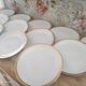 Lot de 12 assiettes plates en porcelaine blanche Euro Porcelaine frise dorée