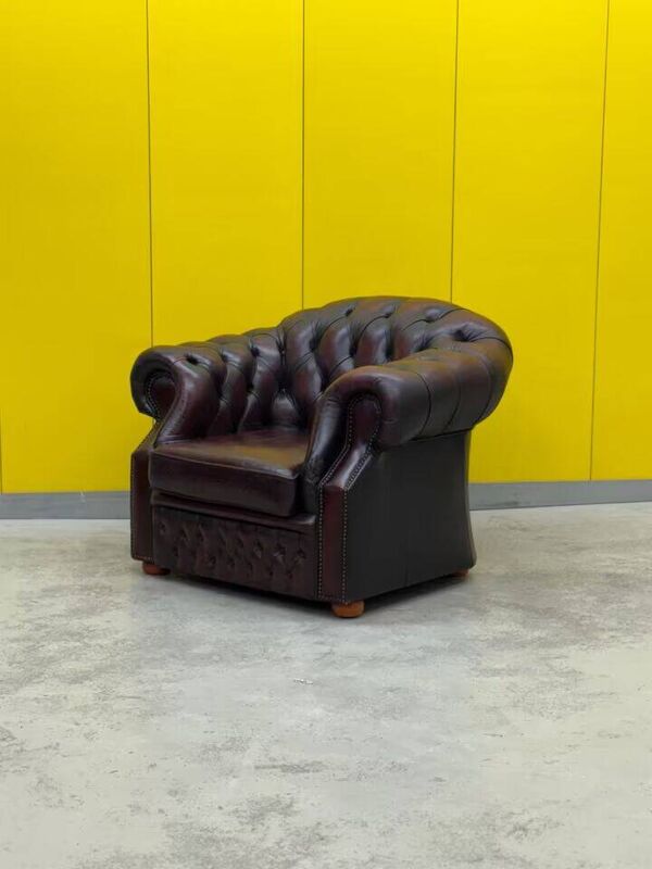 Fauteuil Chesterfield Club original anglais - Cuir vintage couleur sang de bœuf