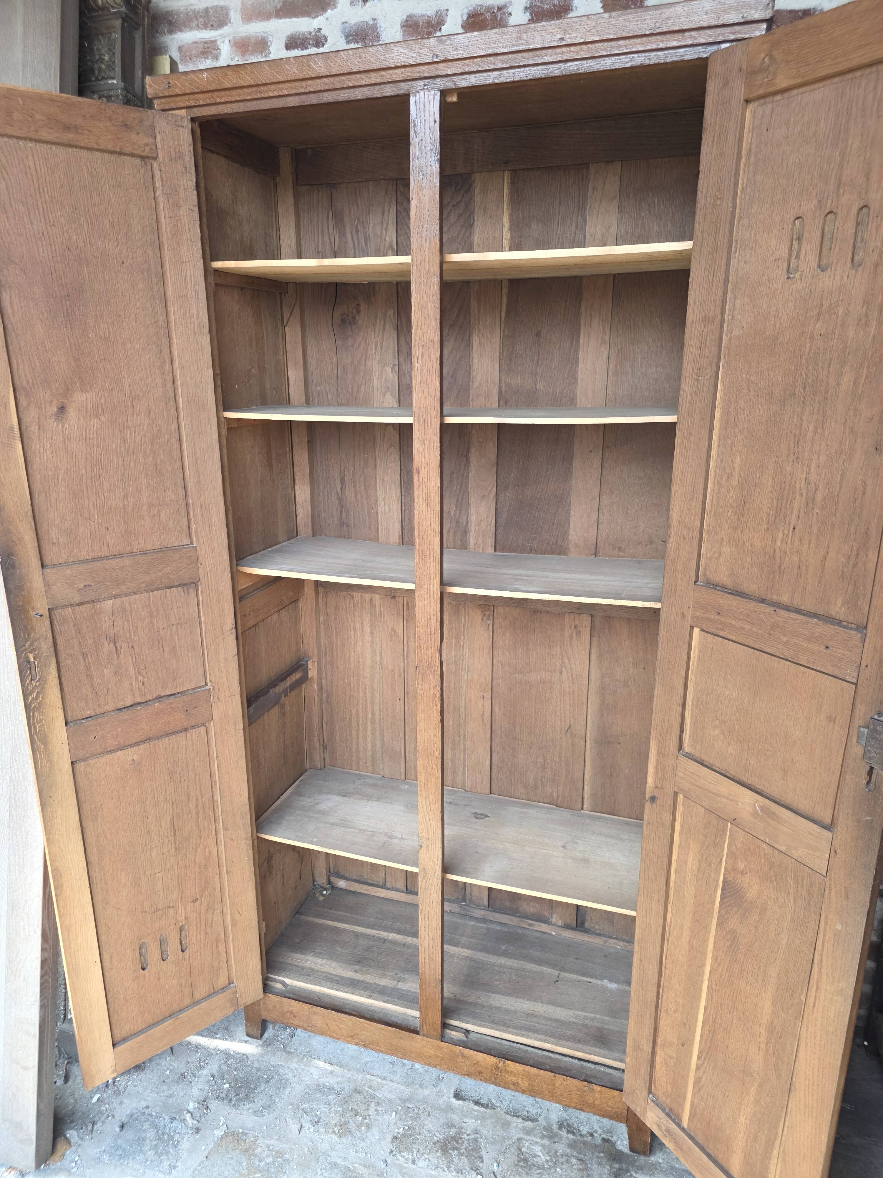 Armoire parisienne ancienne en chêne