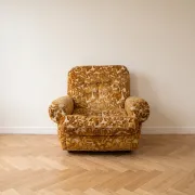 Fauteuil en velours doré, années 70