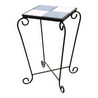 Art Deco gueridon in black and pink iron, tiled top and twisted moulding, 1950s.