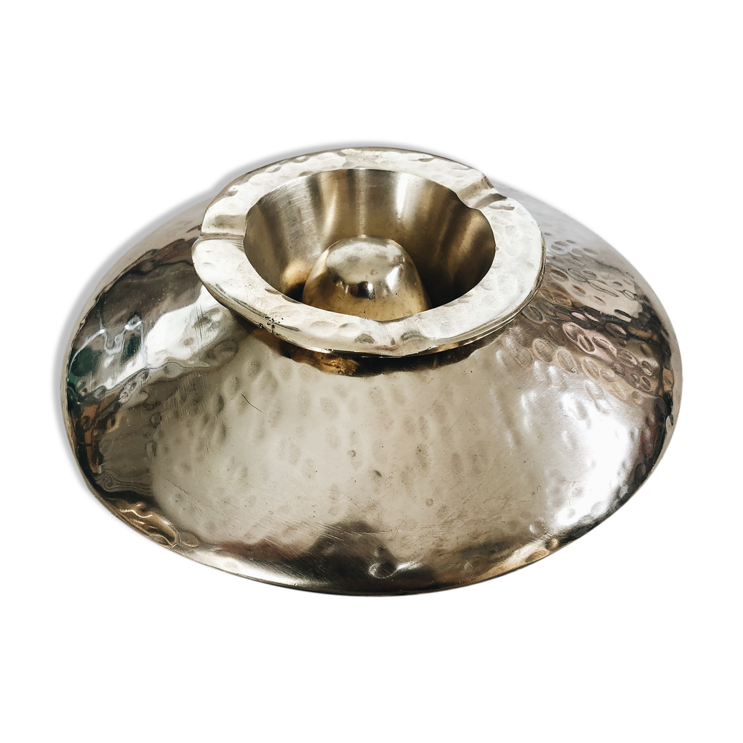 Vintage "saucer" ashtray in hammered brass