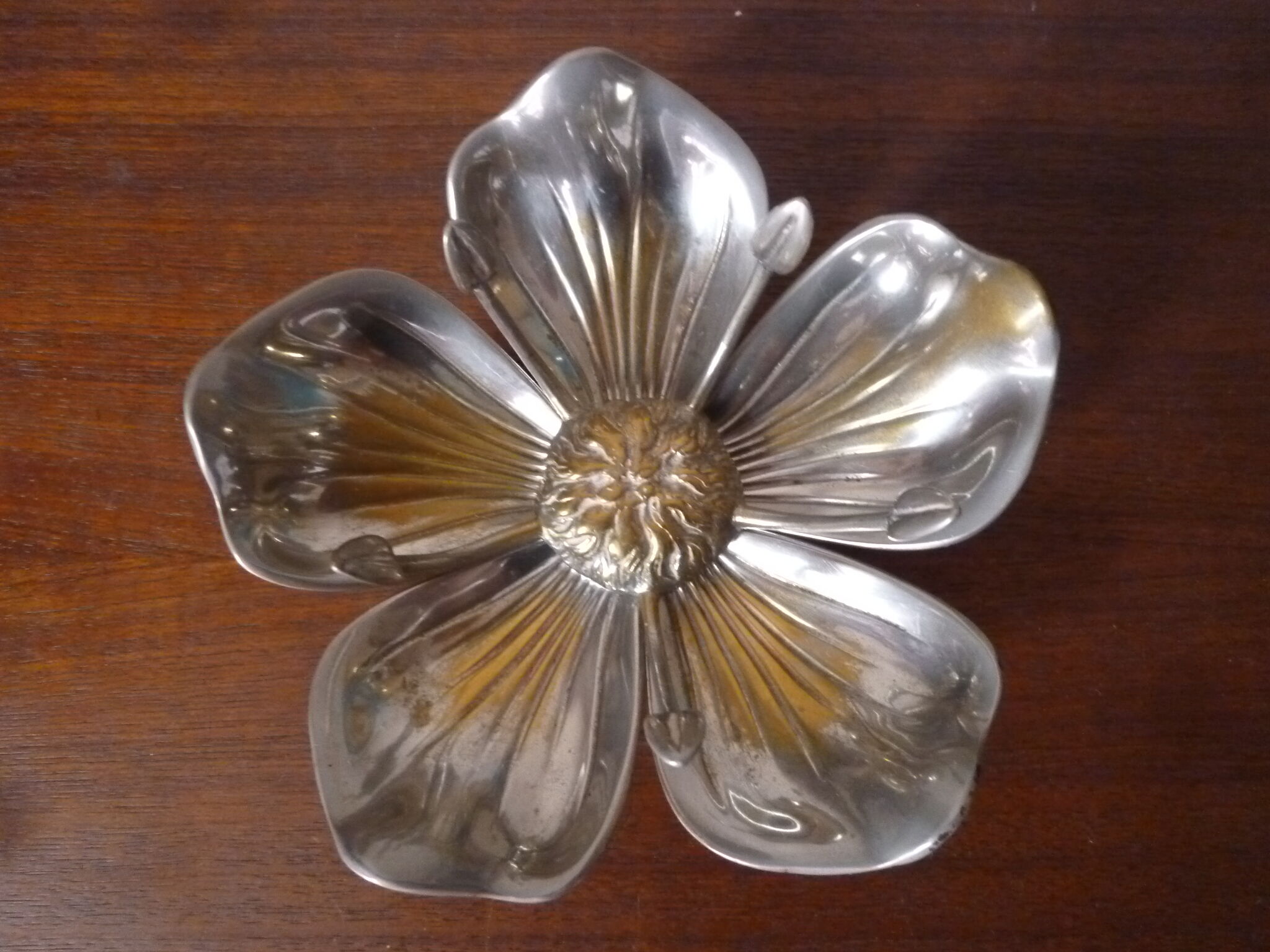 Individual ashtrays on decorative metal flower