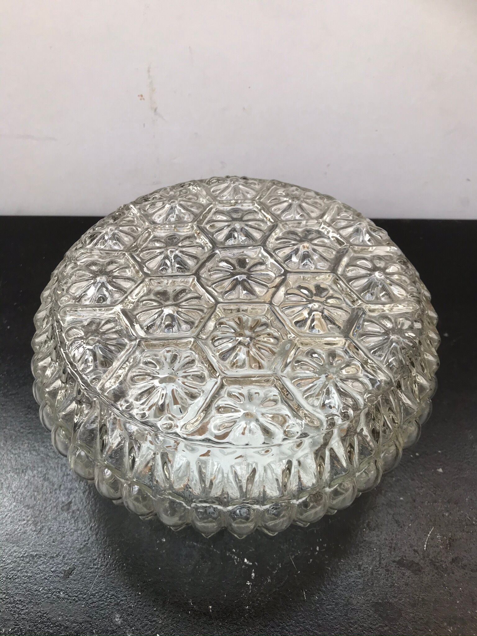 Platfonr Applied Rond Moulded Glass - Vintage Black Metal Support