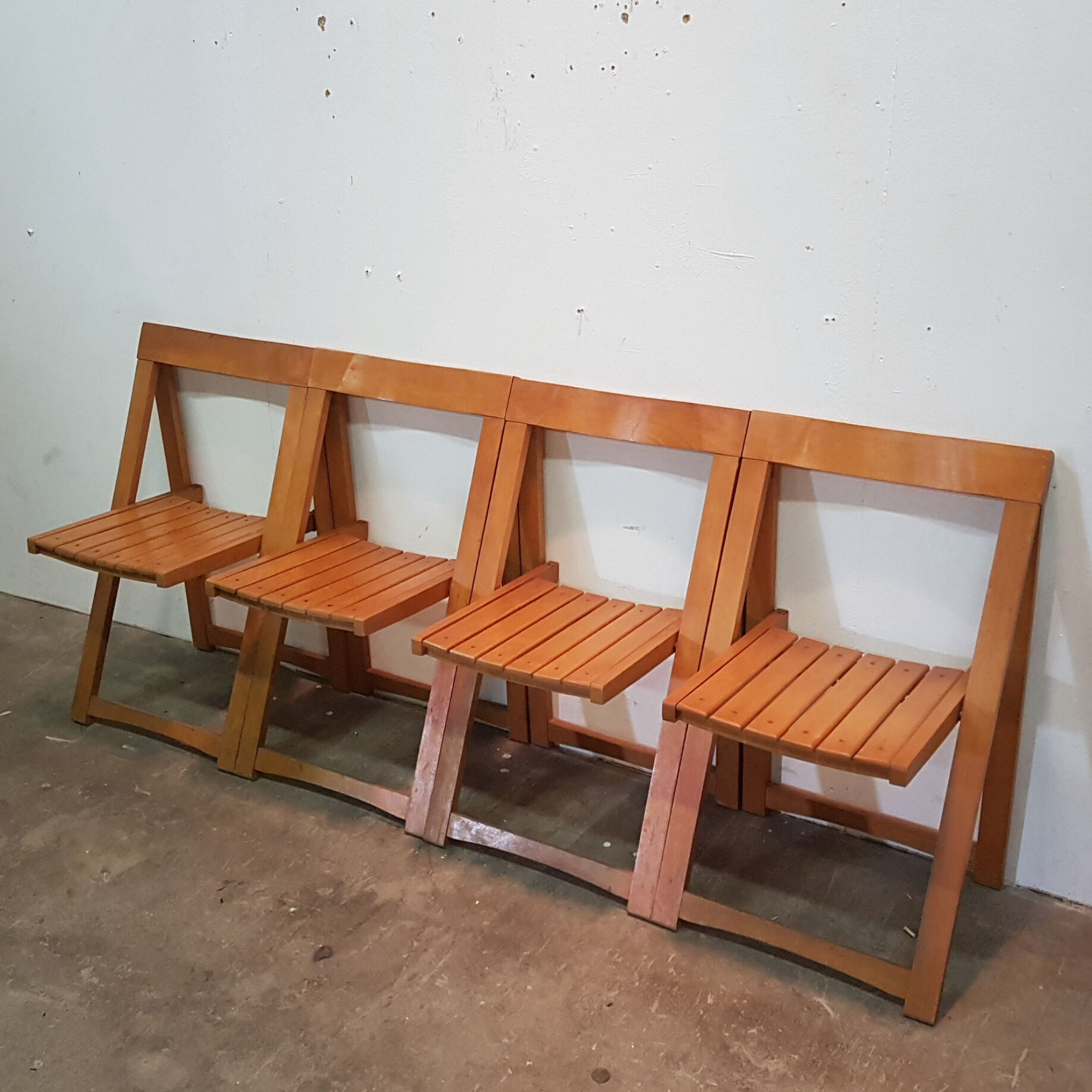 Set of 4 folding chairs