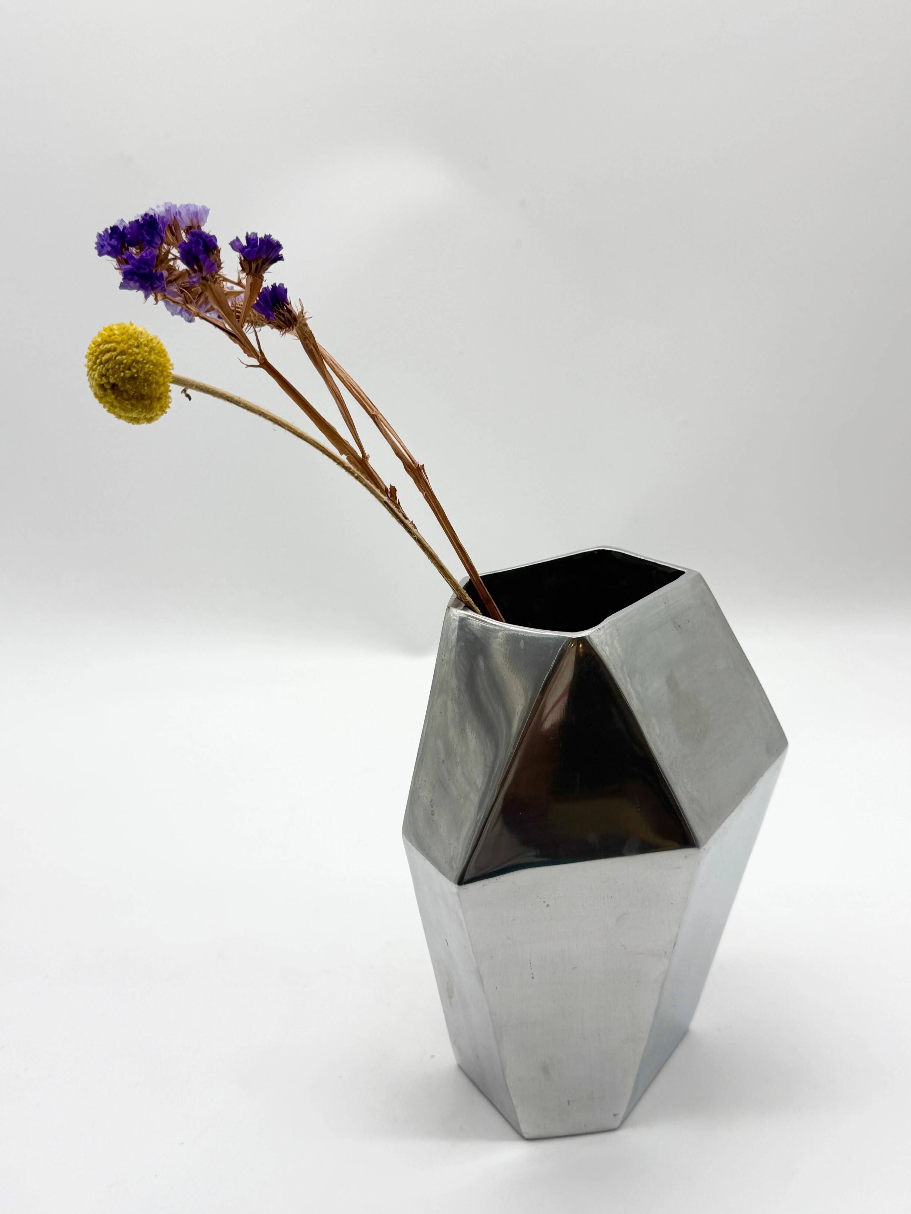 Vase "Prisme" en fonte d’aluminium, années 1980