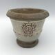 Cache-pot, poterie vintage en grès émaillée céruse à décor de médaillon