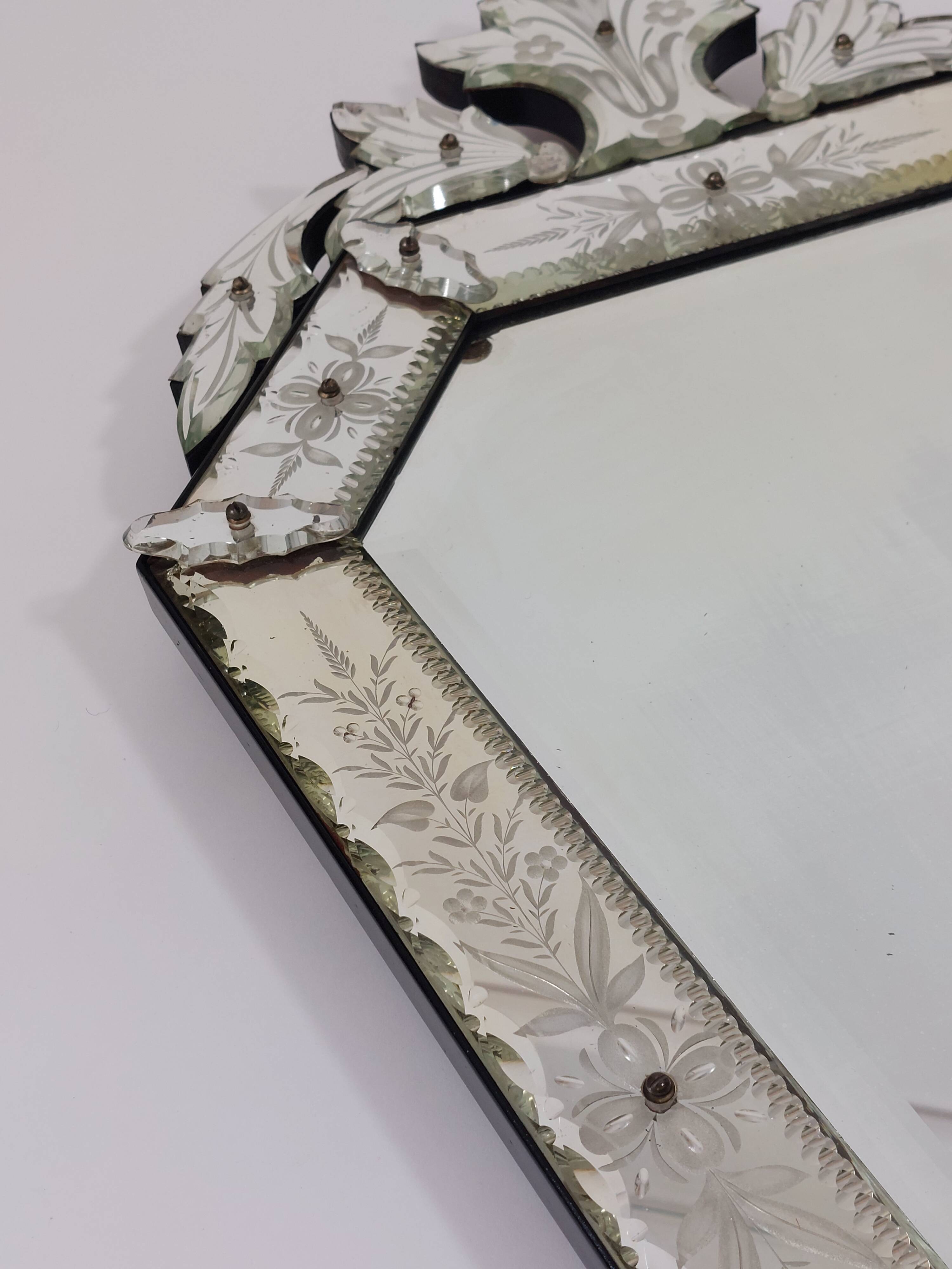 Miroir mural vénitien en verre de Murano avec décor floral taillé en facettes des années 1930