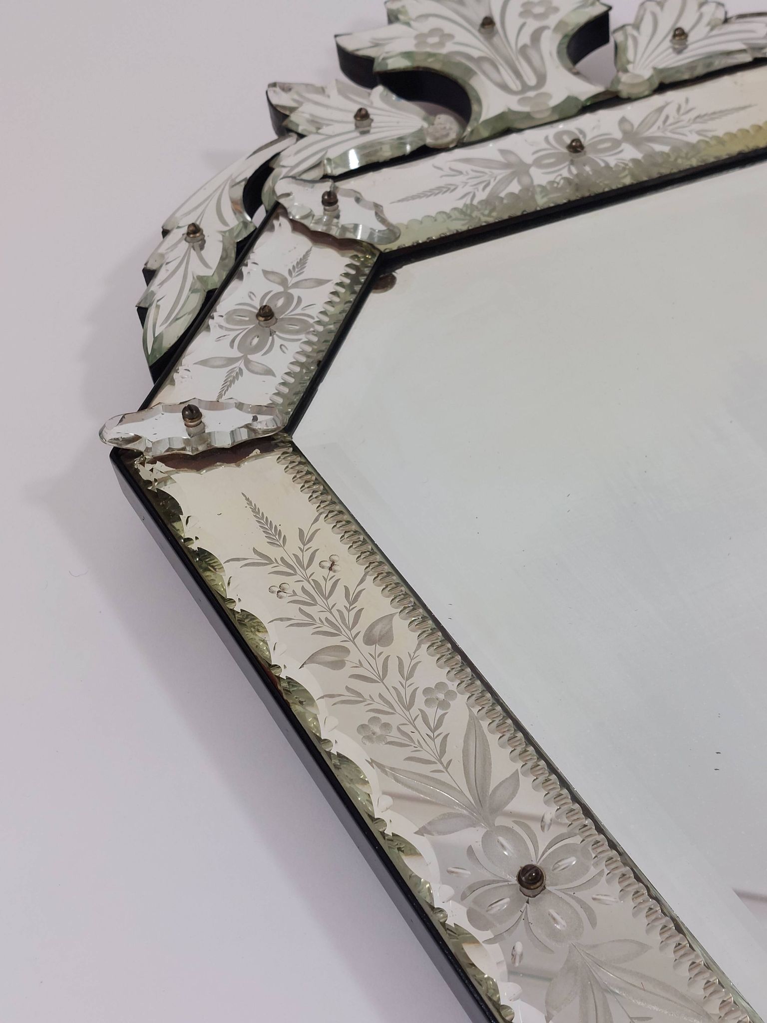 Venetian wall mirror in Murano glass with faceted floral decoration from the 1930s.