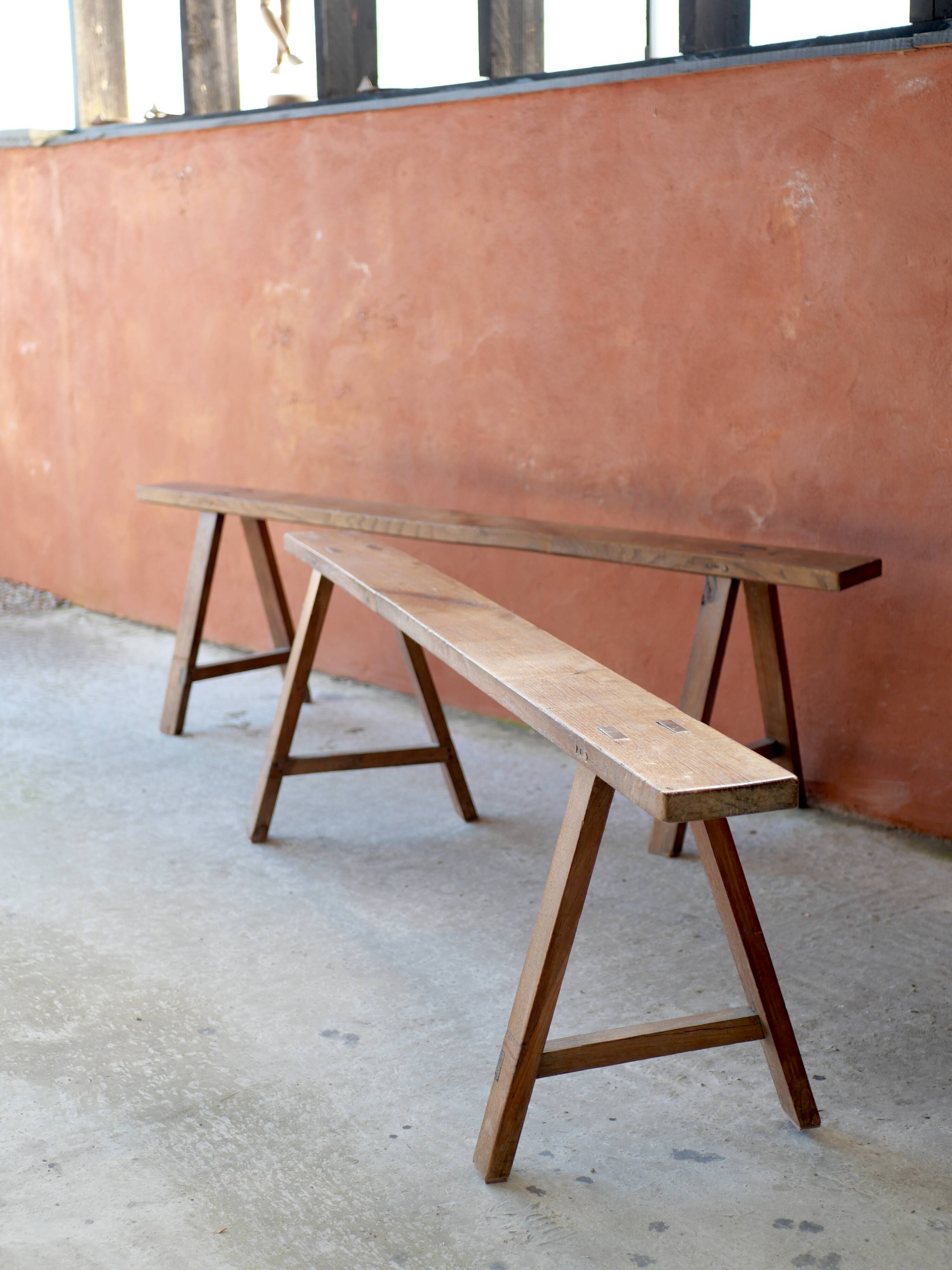 Paire de bancs de ferme en bois