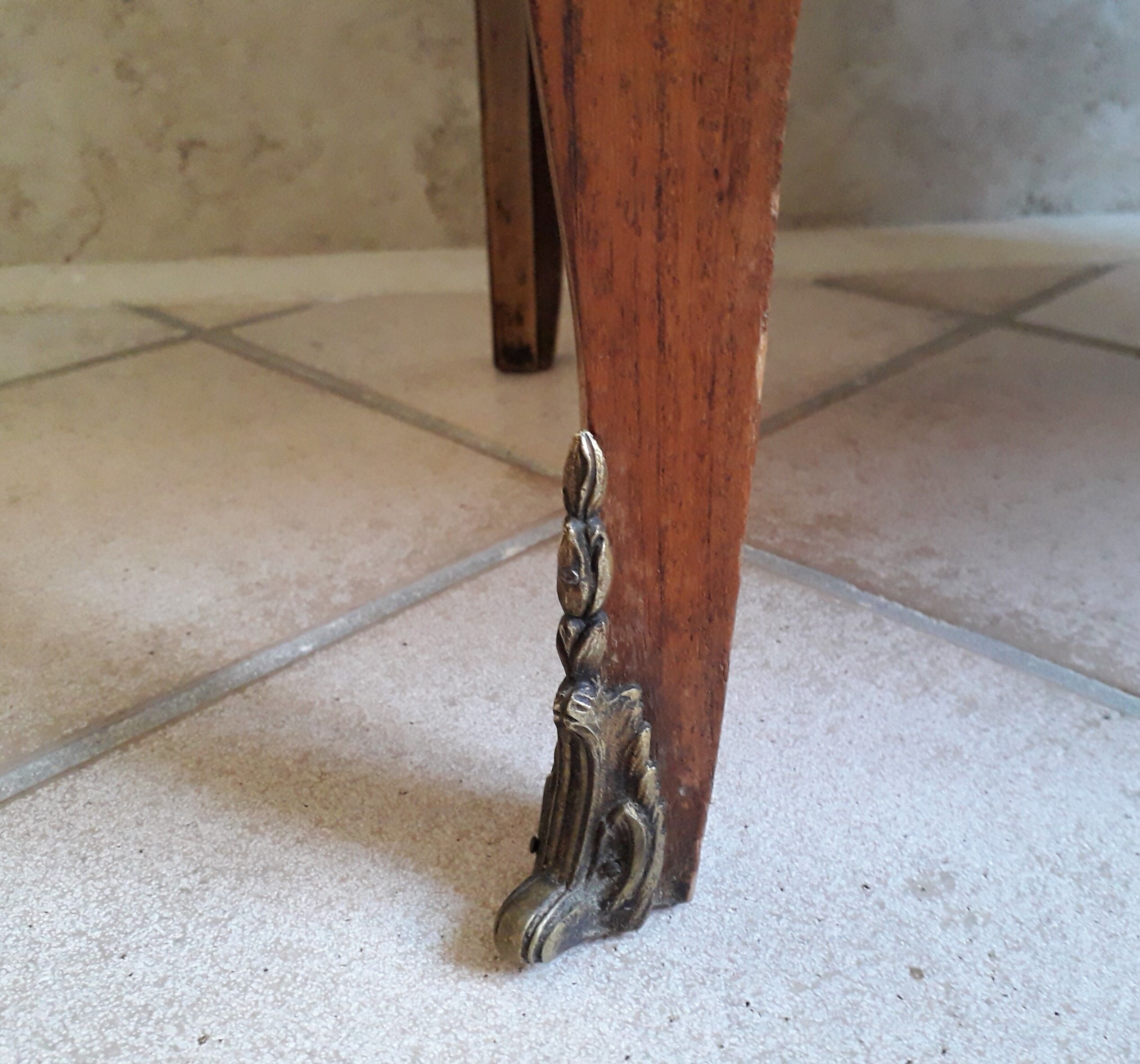Commode style Louis XVI garnitures en bronze