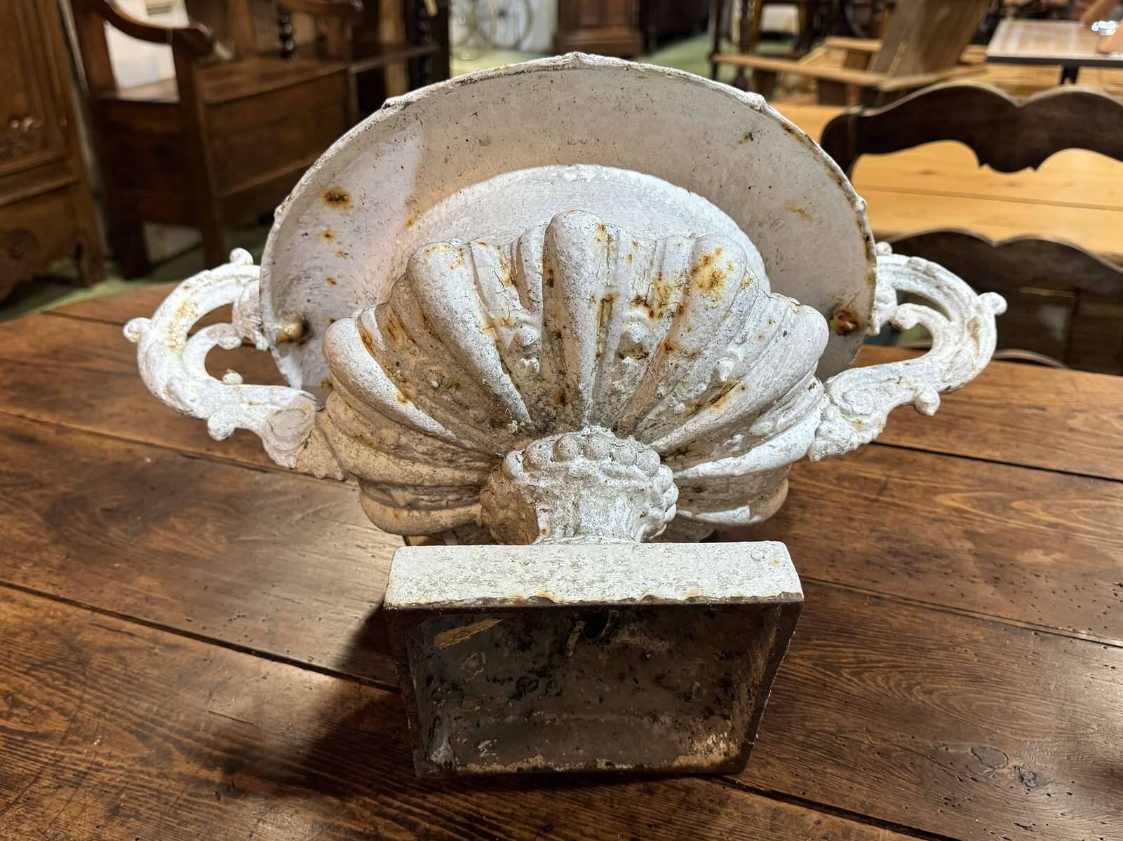 Pair of Medici vases in cast iron from the 19th century.