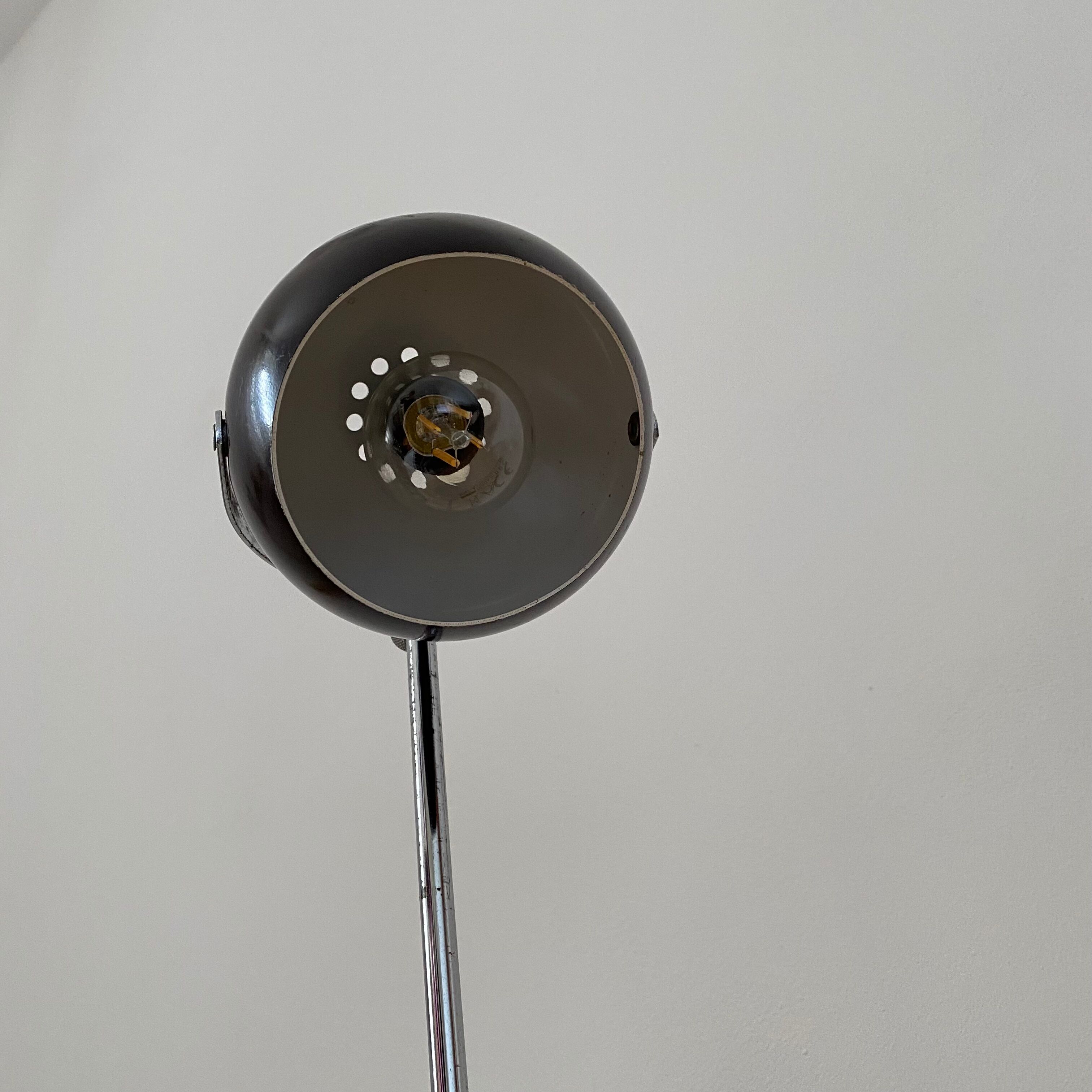 Eyeball desk lamp