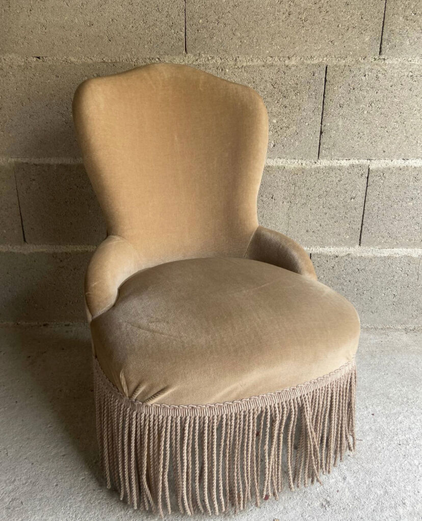 Petit fauteuil crapaud ancien en velours beige