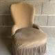 Petit fauteuil crapaud ancien en velours beige