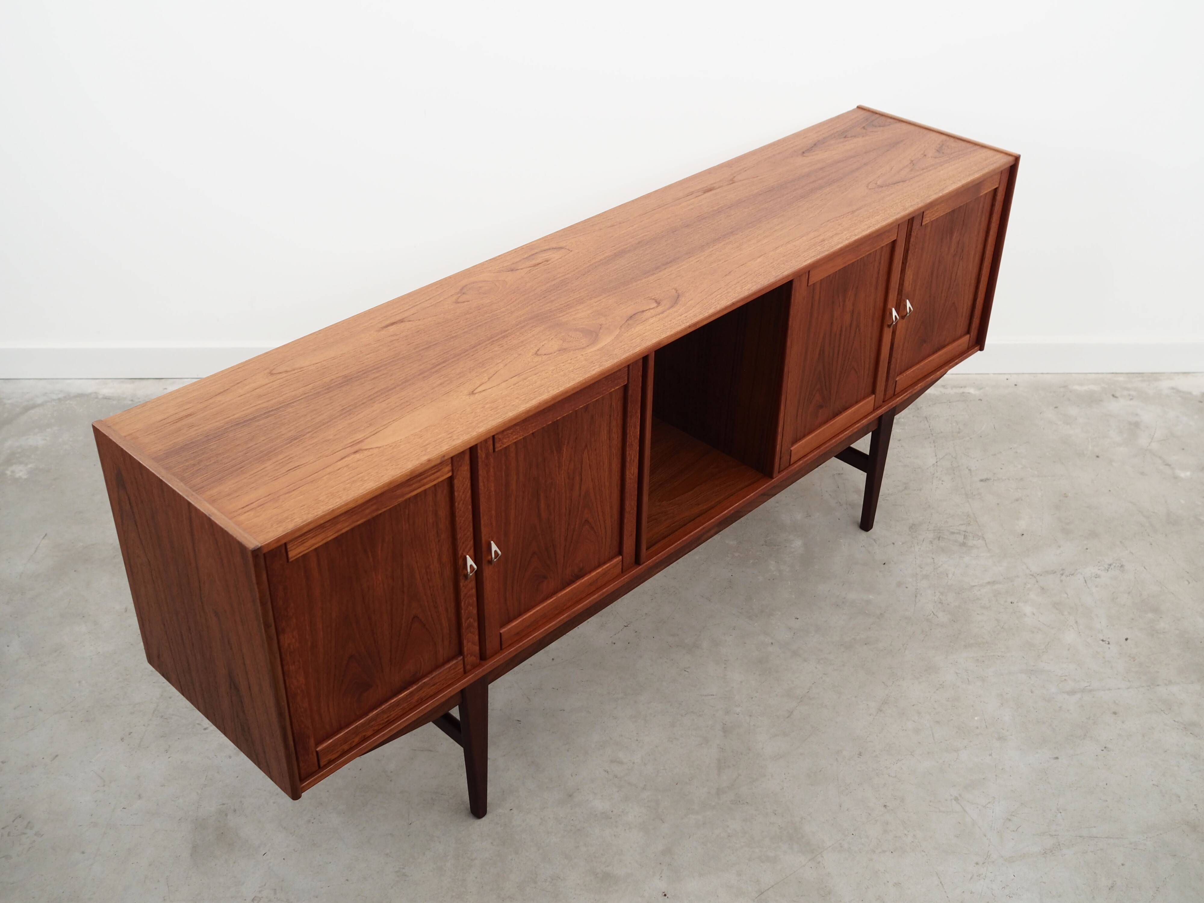 Buffet en teck, design danois, années 1970, production : Danemark