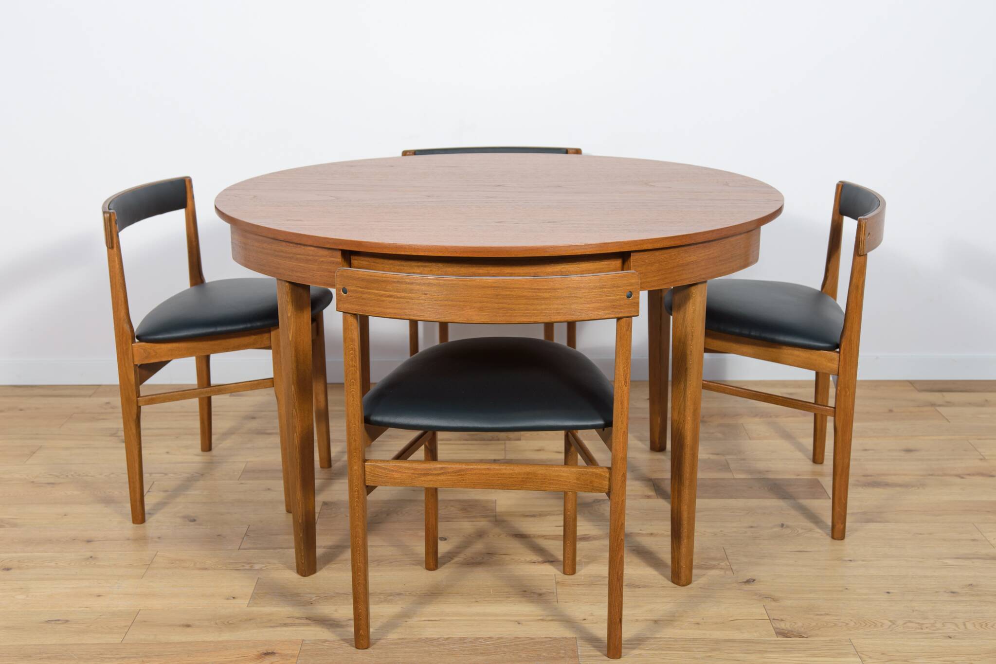 Mid century round extendable dining table and chairs from mcintosh, 1960s, set of 5