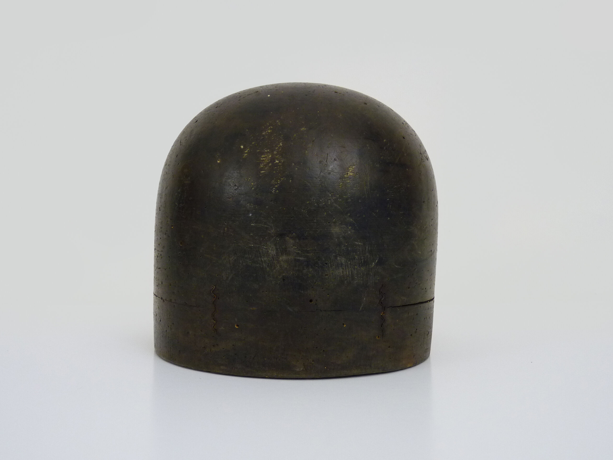 Old form with wooden hat, marotte, hat mold, year 30/40