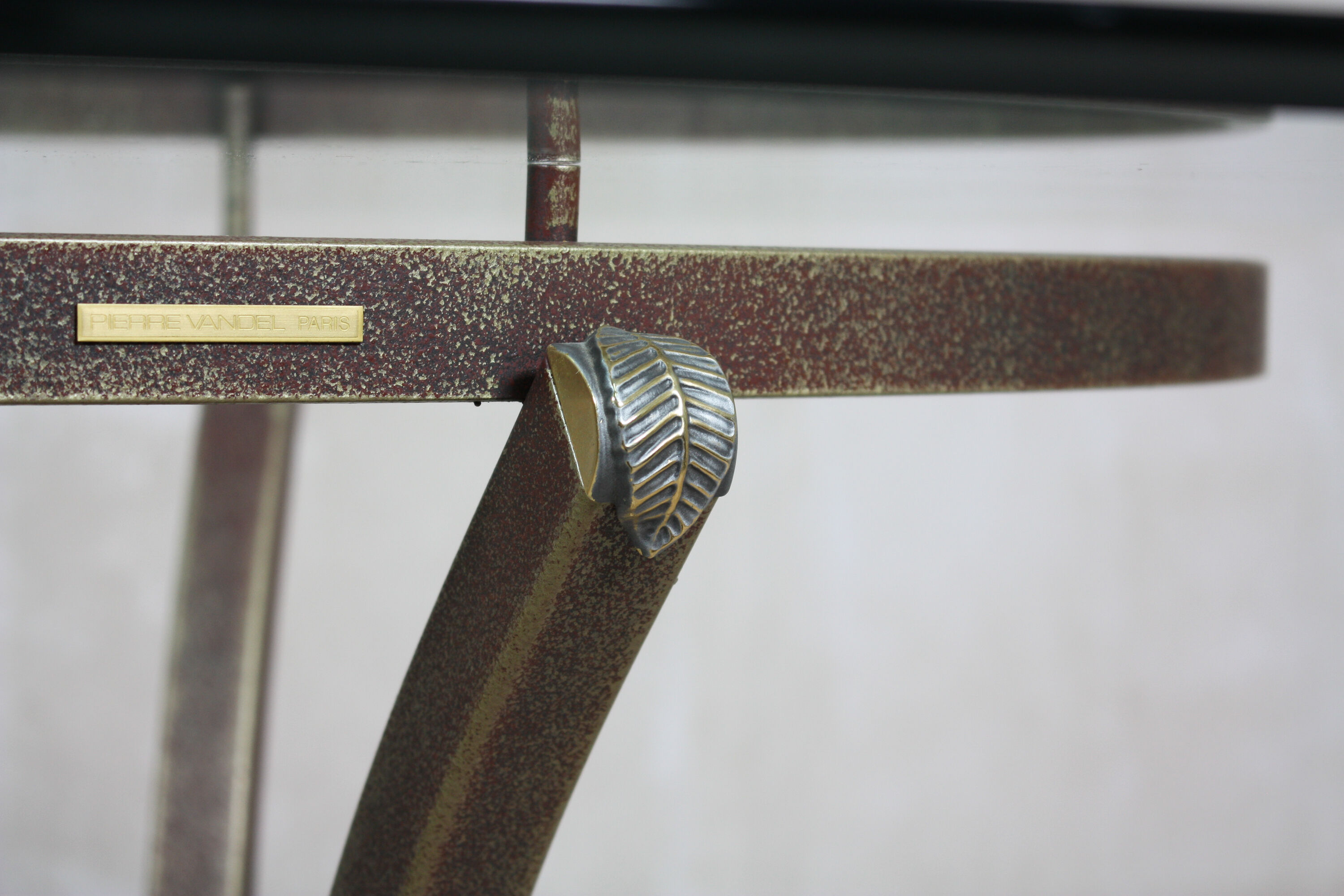 Table ovale de Pierre Vandel, années 1970