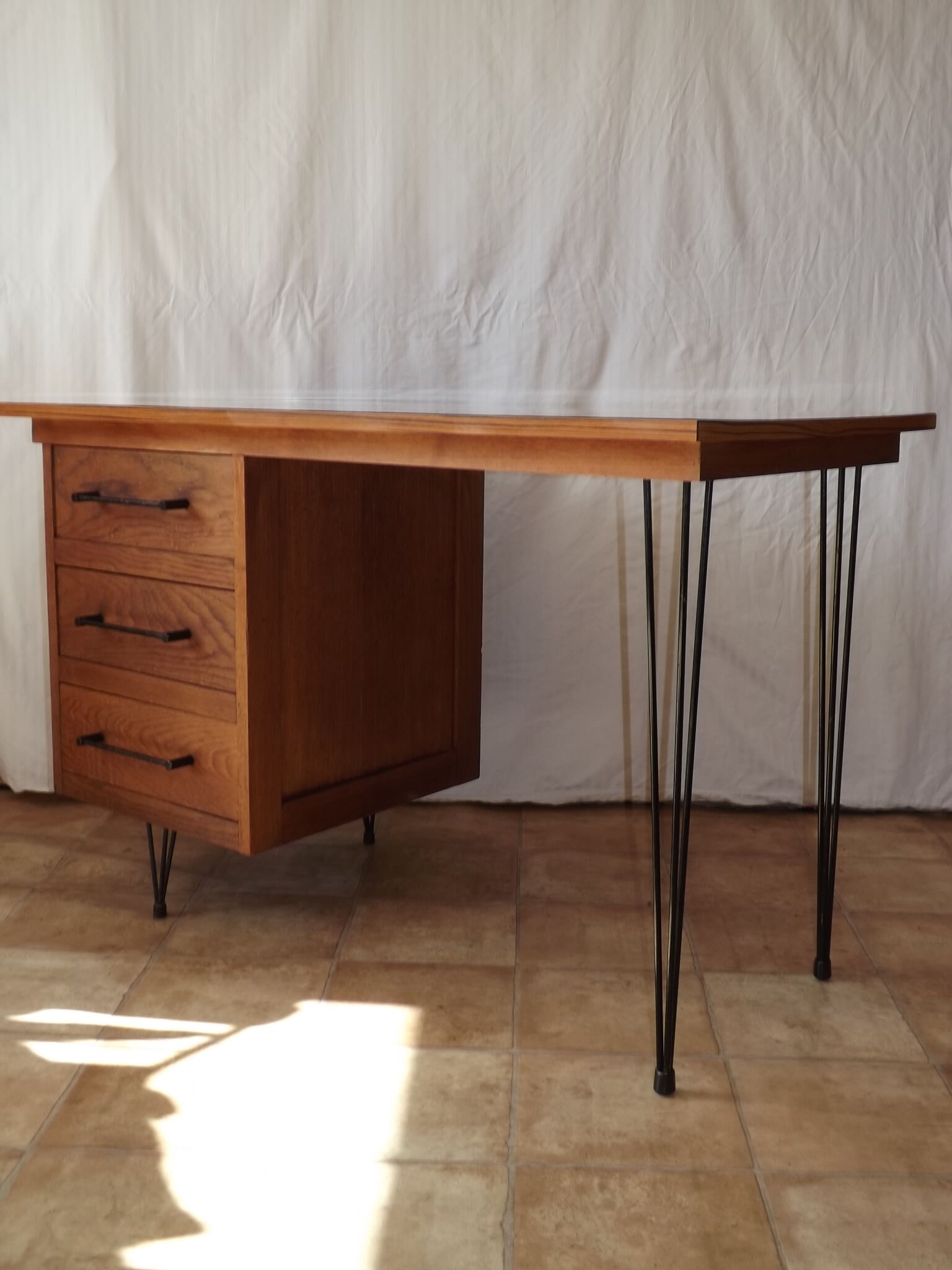 Bureau vintage en chêne sur pieds épingle 1950