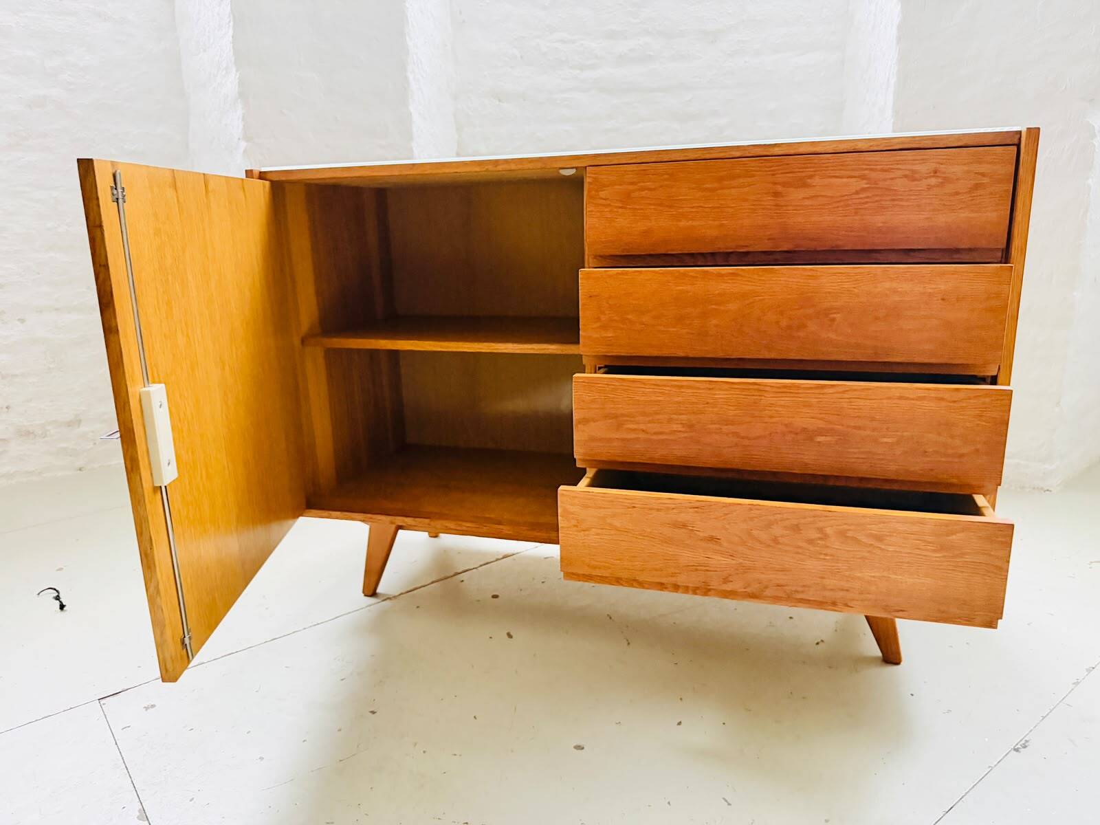 Buffet des années 50, modèle U-458