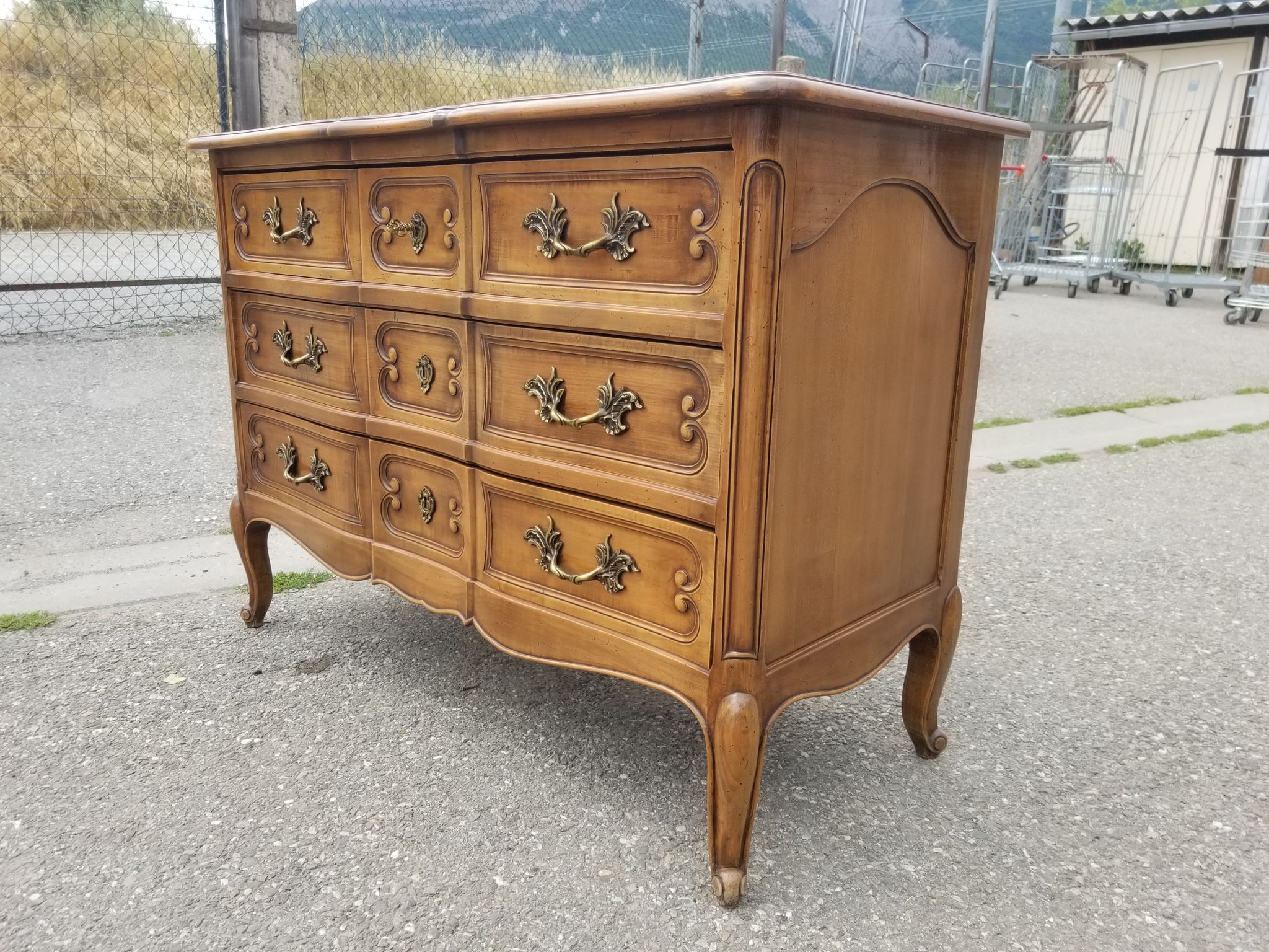 Commode arbalète de style Louis XV 3 tiroirs en noyer
