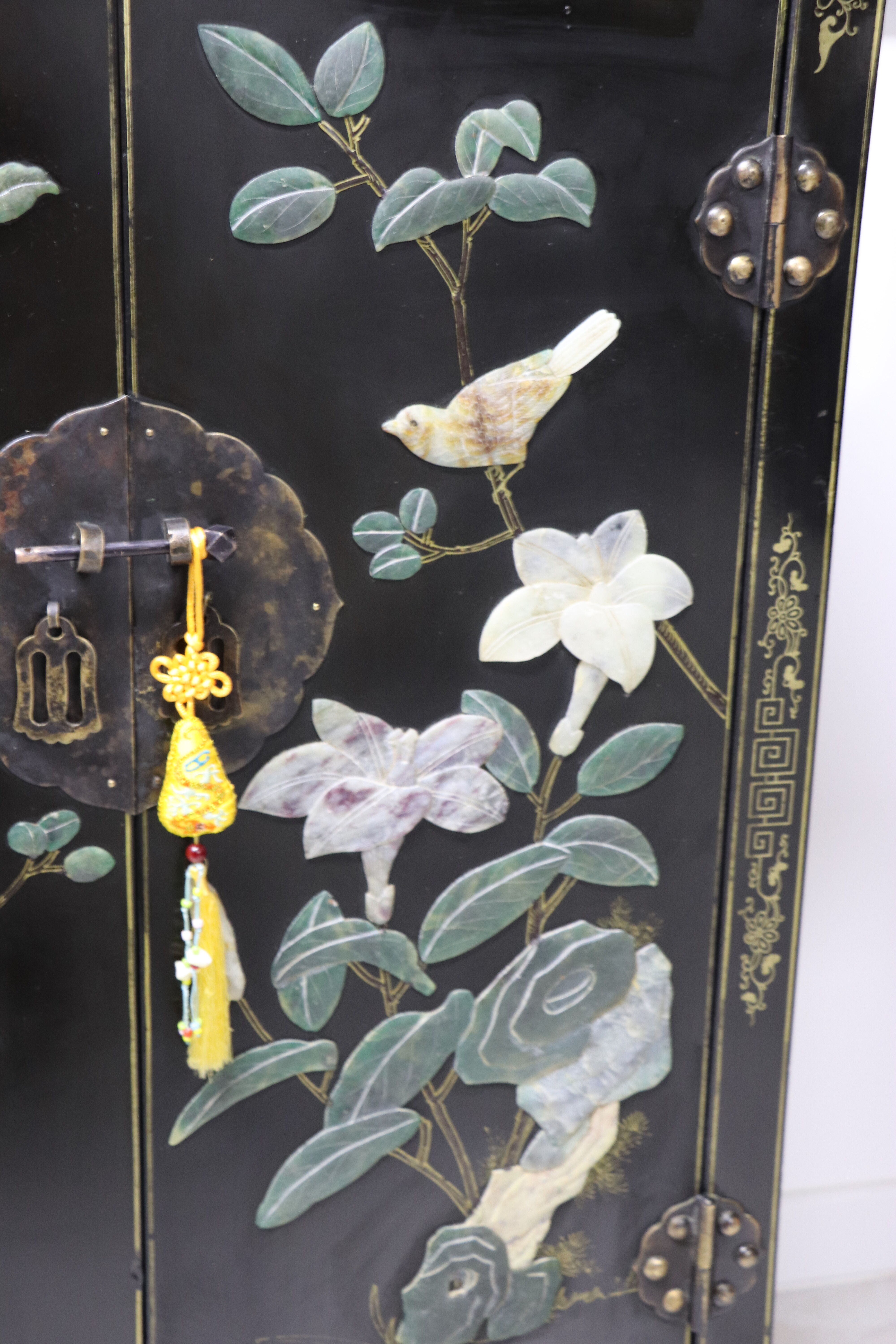 Chinese black laqué buffet 2 doors semi-precious stones on 3 sides