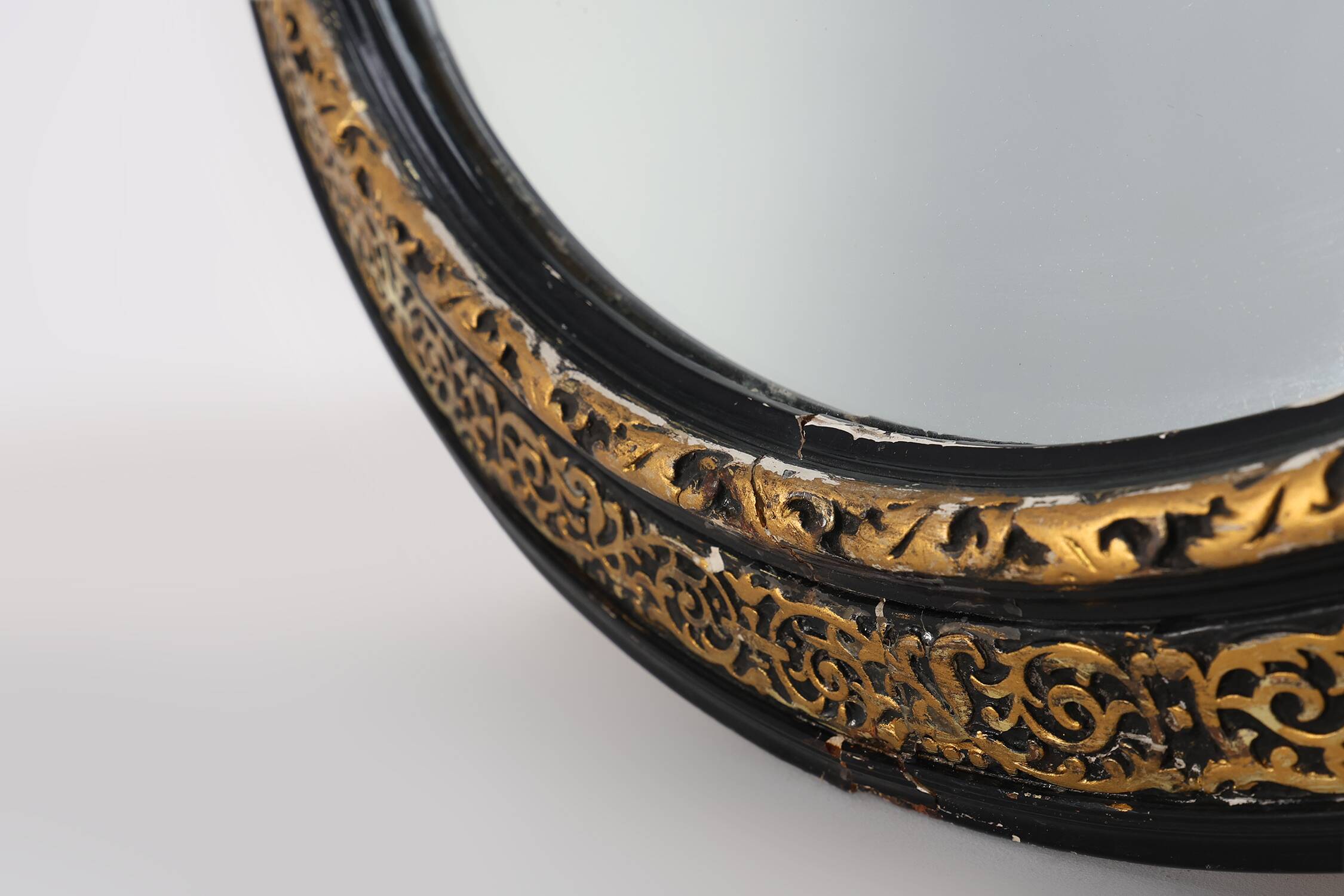 Miroir ovale néoclassique français en noir et or, 20e siècle