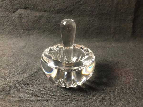 Cendrier en cristal Baccarat, motif Mortier et pilon, estampillé, France