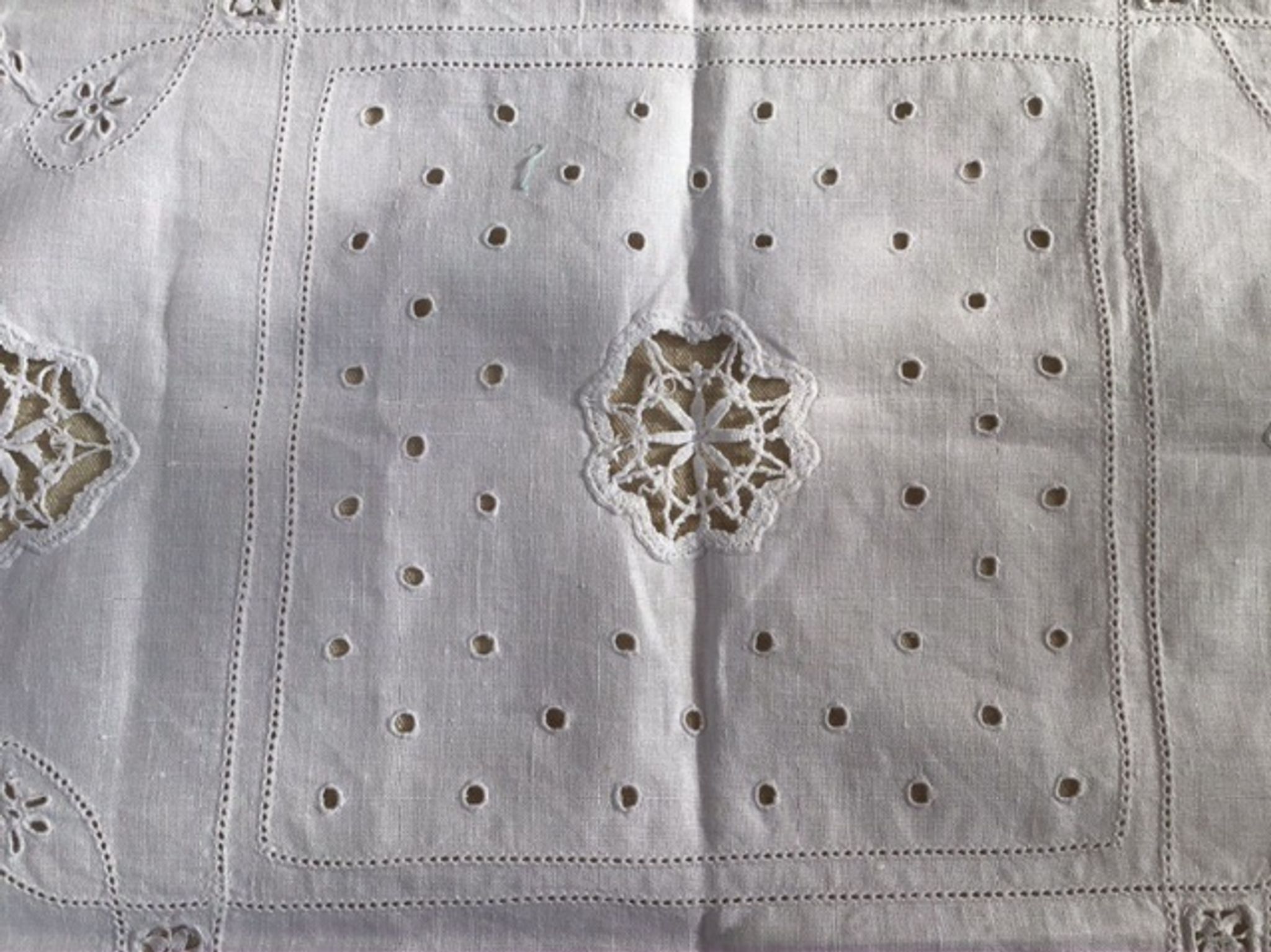 Linen table centre