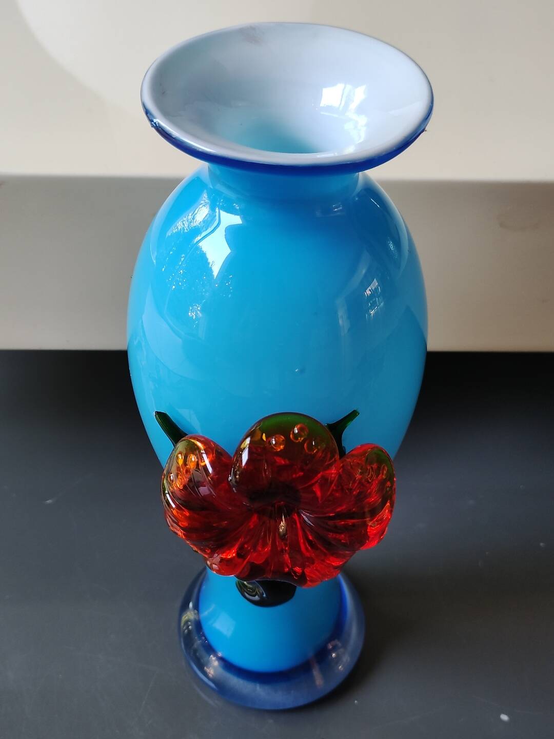Stylish designer vase in Murano art glass. Embossed floral motif. Height 23 cm.