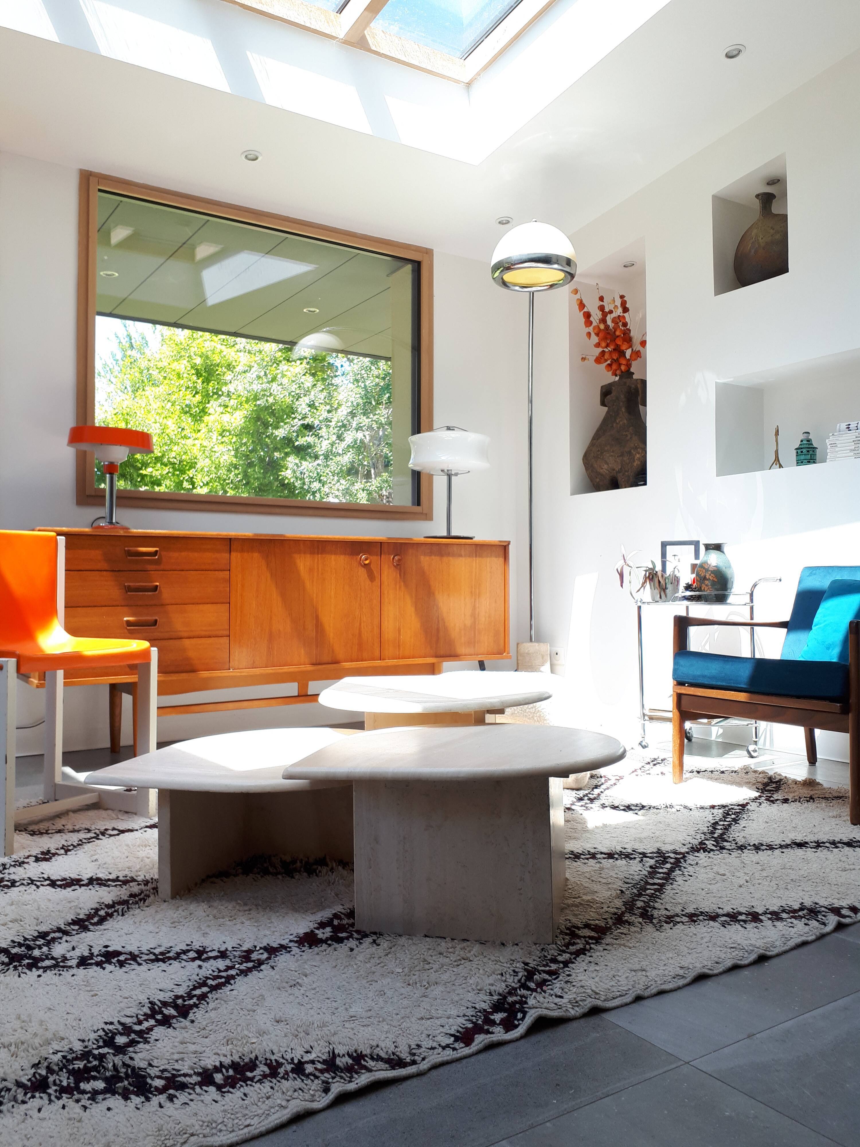 Tables gigognes en travertin Roche Bobois