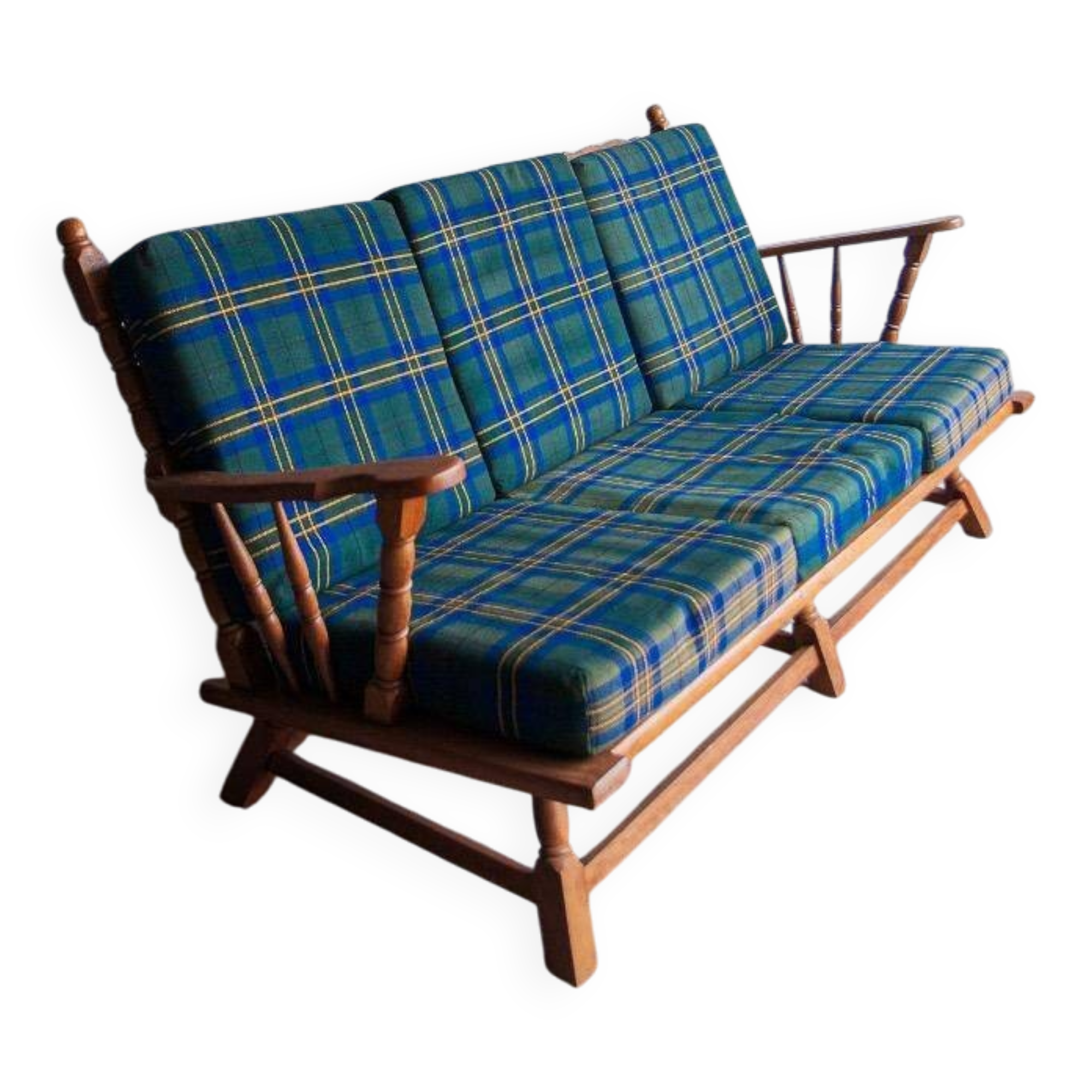 Canapé 3 places en chêne style années 50, avec tissu à carreaux vert-bleu et accoudoirs à fuseaux tournés.