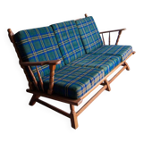 Canapé 3 places en chêne style années 50, avec tissu à carreaux vert-bleu et accoudoirs à fuseaux tournés.