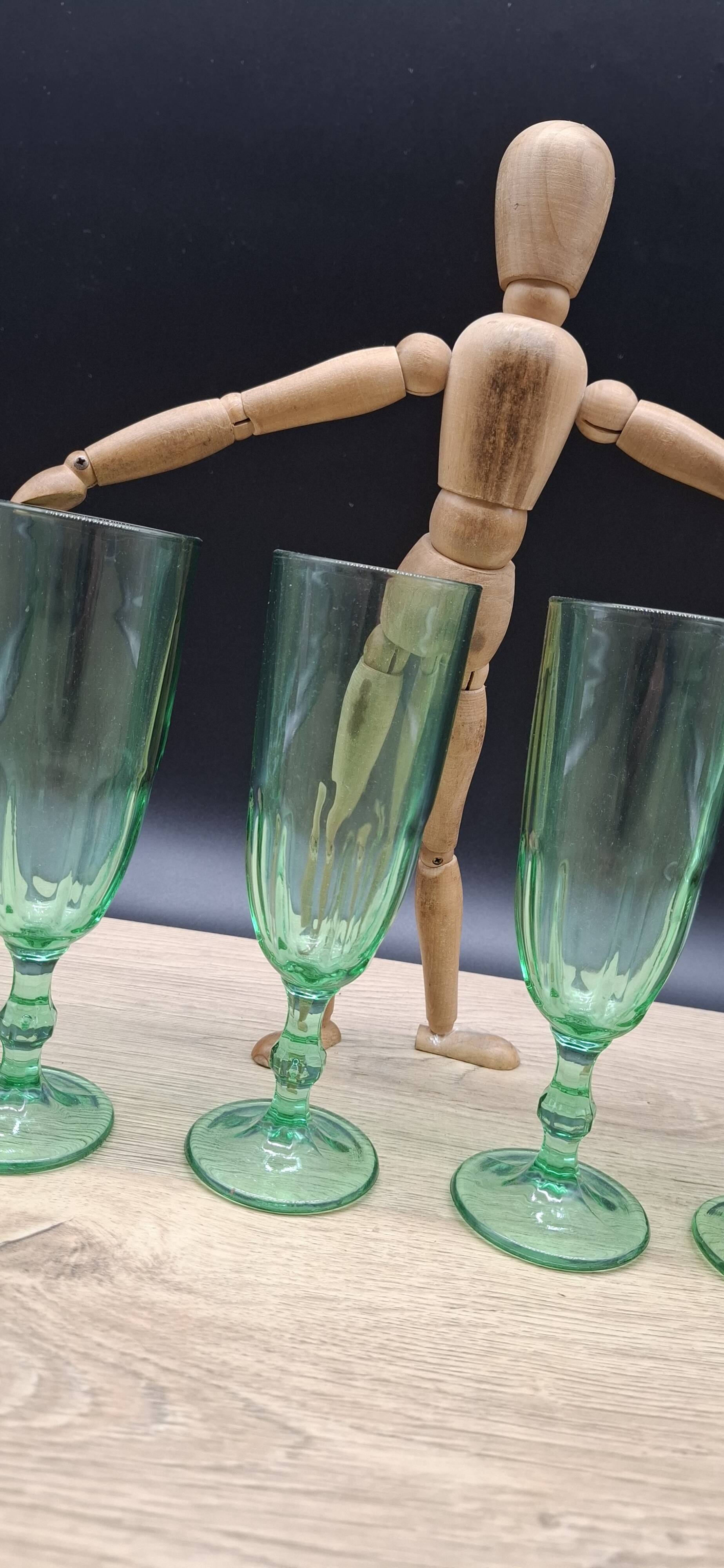 Set of 4 green Luminarc flutes