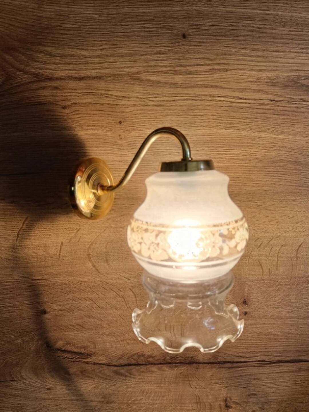 Pair of vintage wall lights in engraved glass & gold metal — Romantic elegance