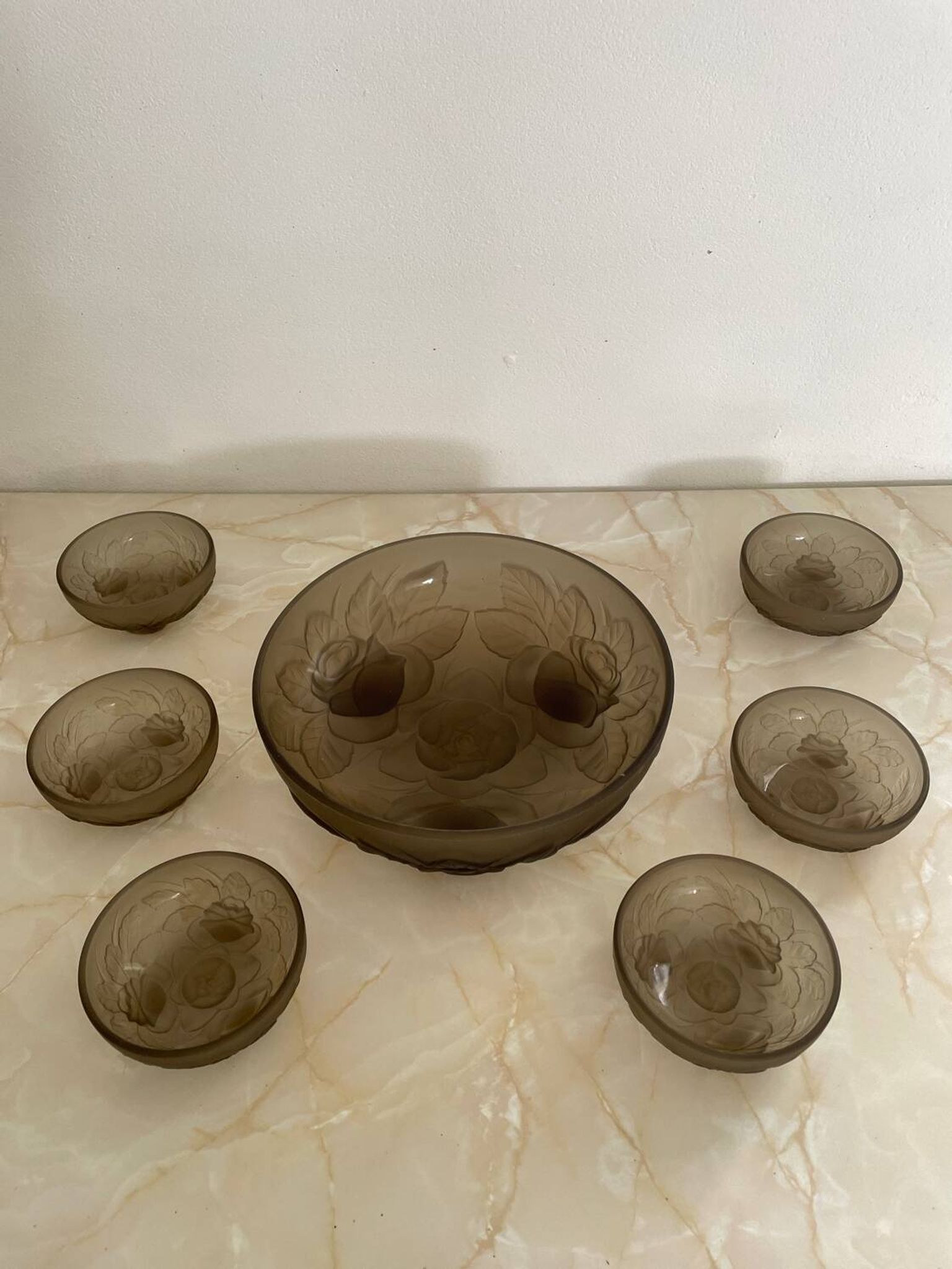 Saladier et ramequins verre fumé signés Muller frères.