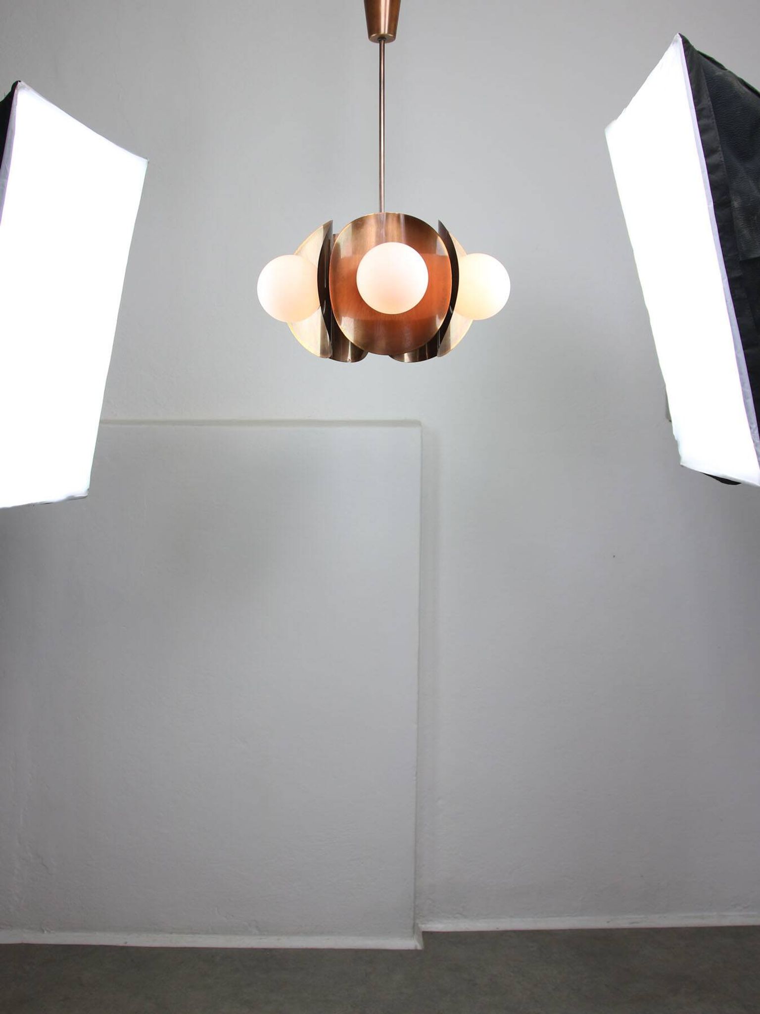 Lustre italien vintage en cuivre et opaline, années 70