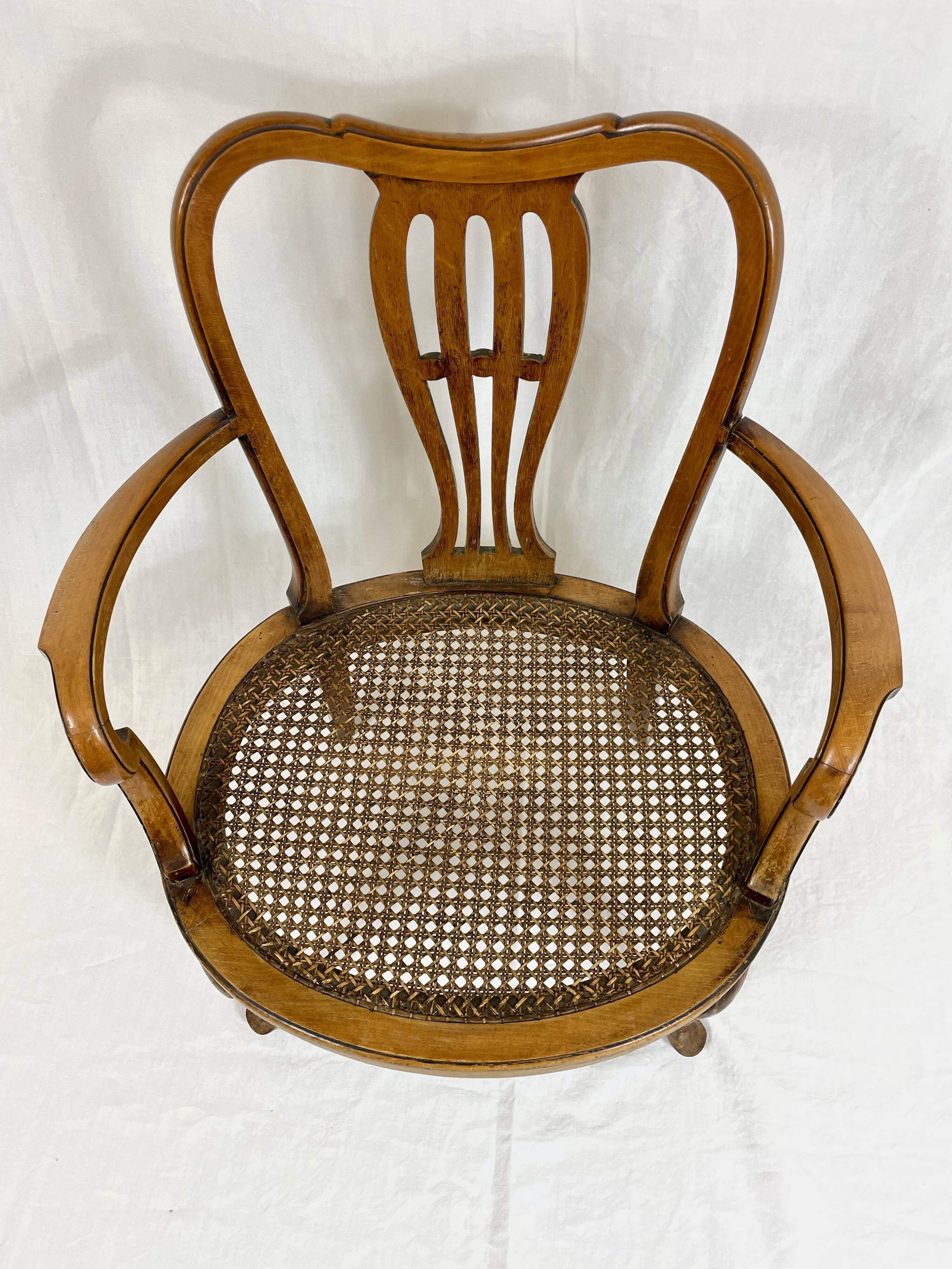 Fauteuil bas anglais en bois ajouré à assise cannée, 19e siècle