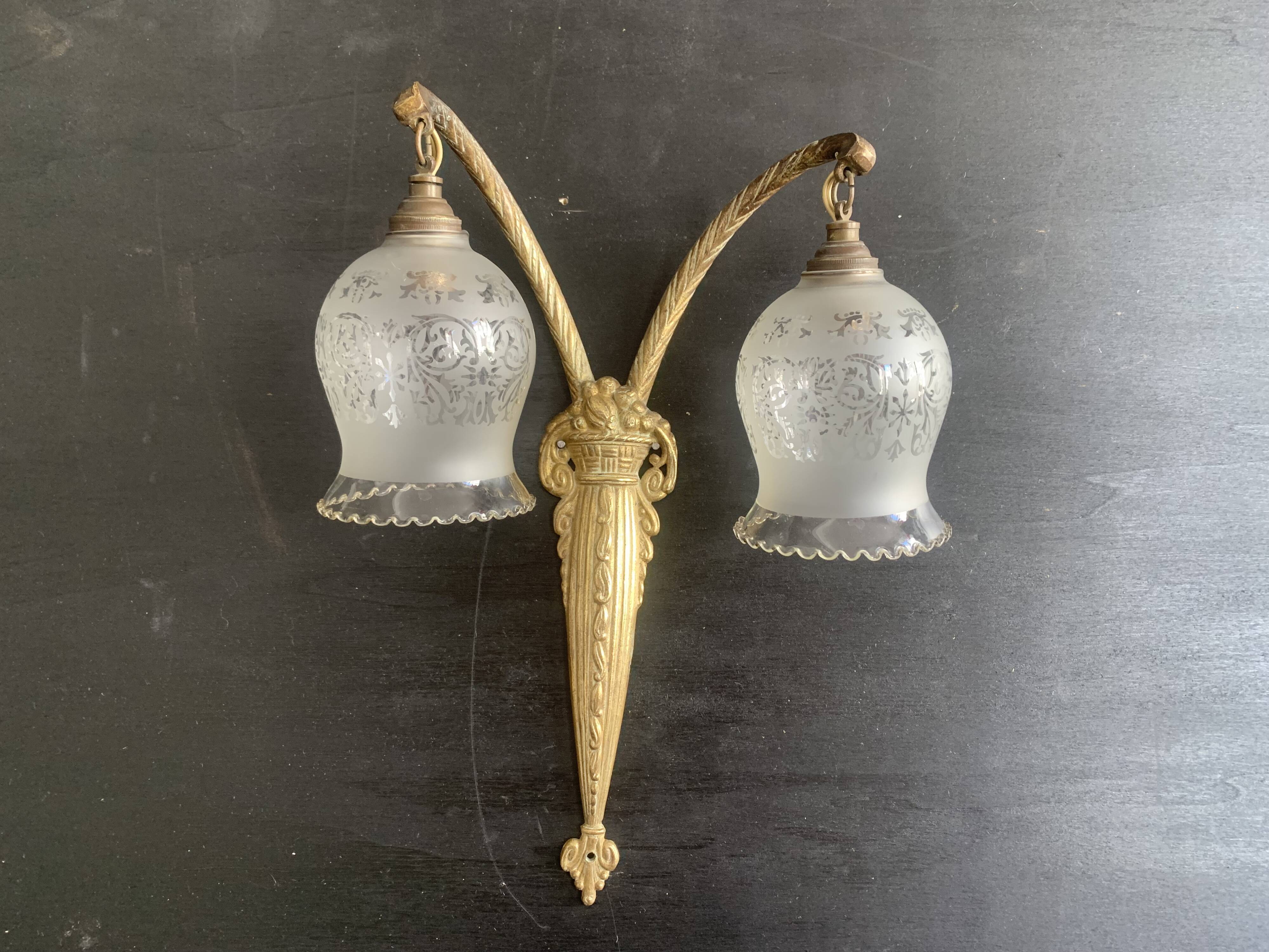 Art Deco double wall light in brass and glass tulips 1930