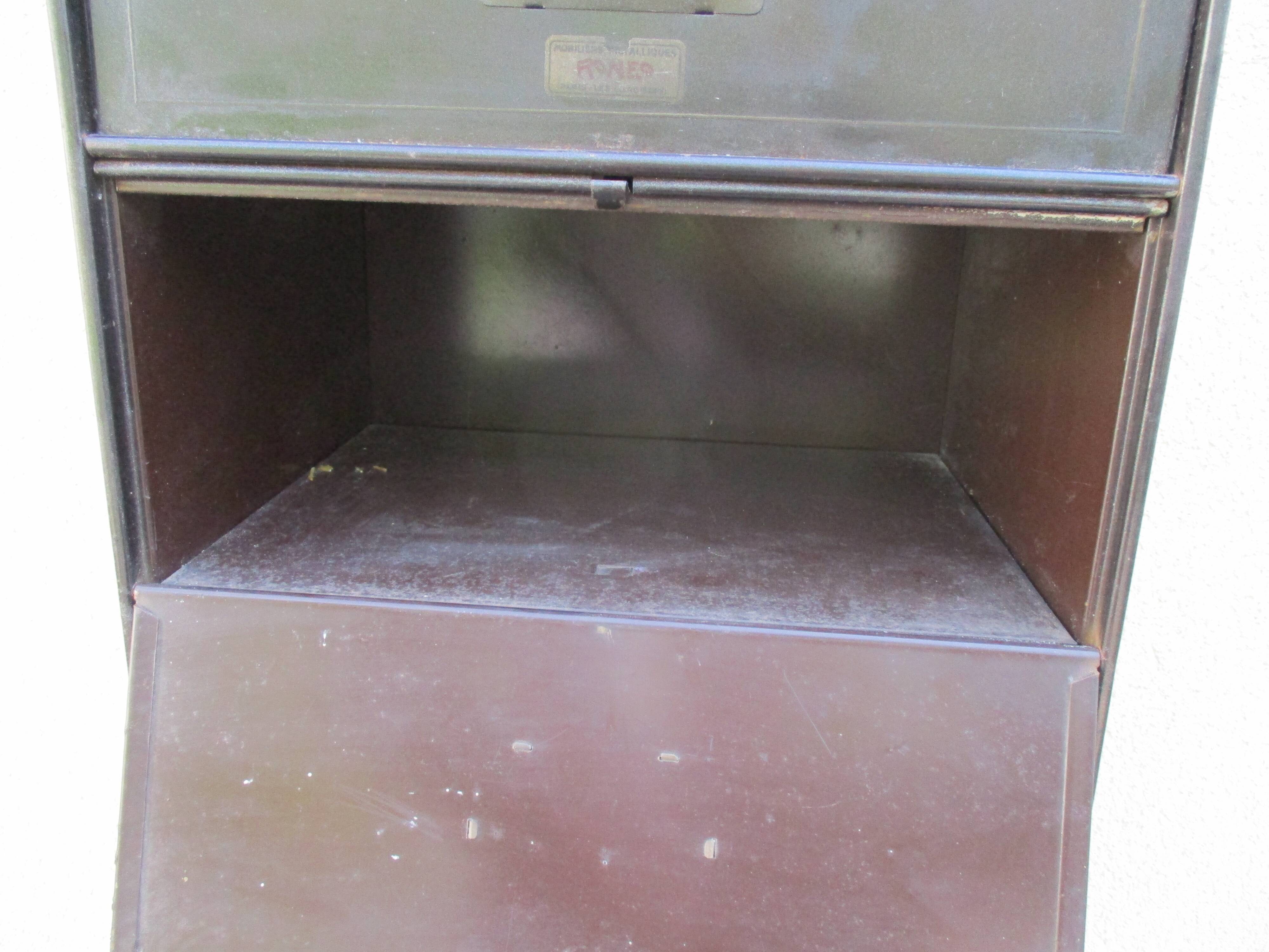 Industrial furniture a Roneo 9 lockers valves