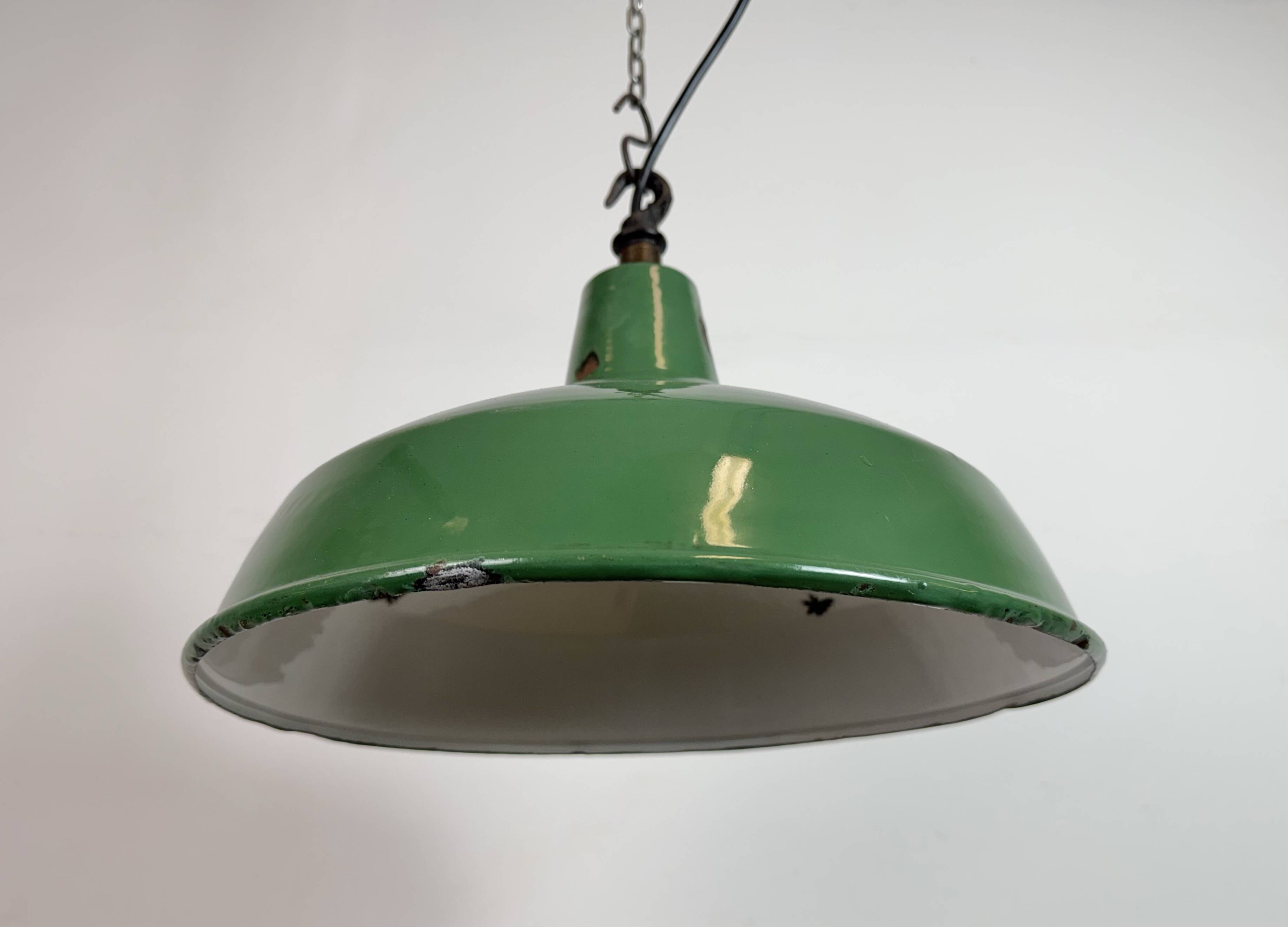 Lampe suspendue en émail vert britannique industriel, années 1960