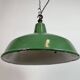 Lampe suspendue en émail vert britannique industriel, années 1960