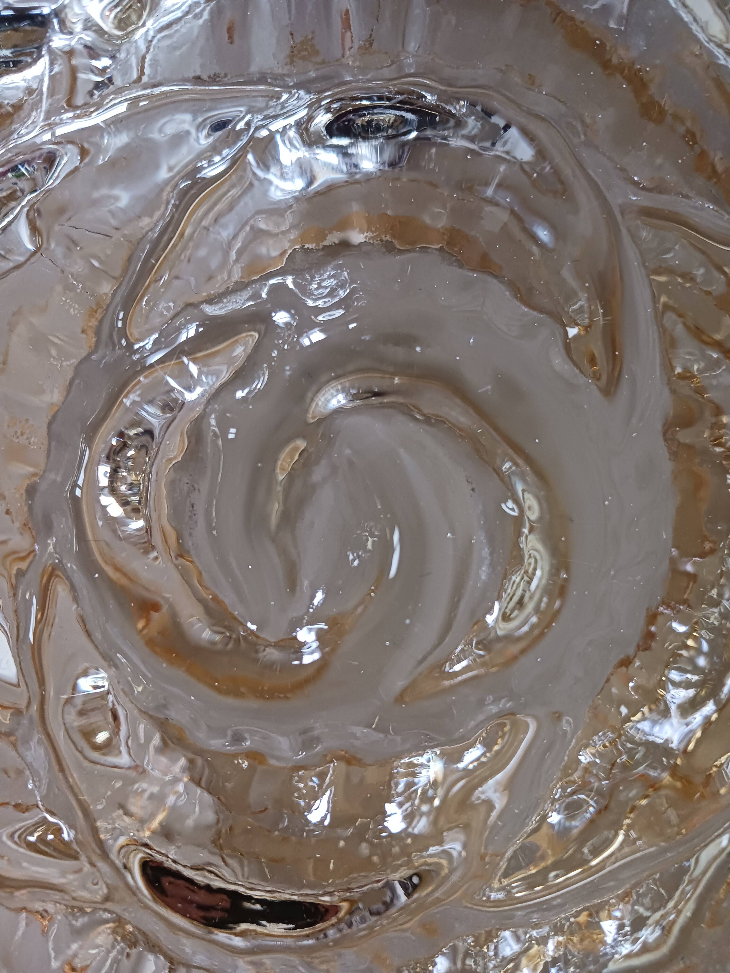 Plafonnier en verre moulé .