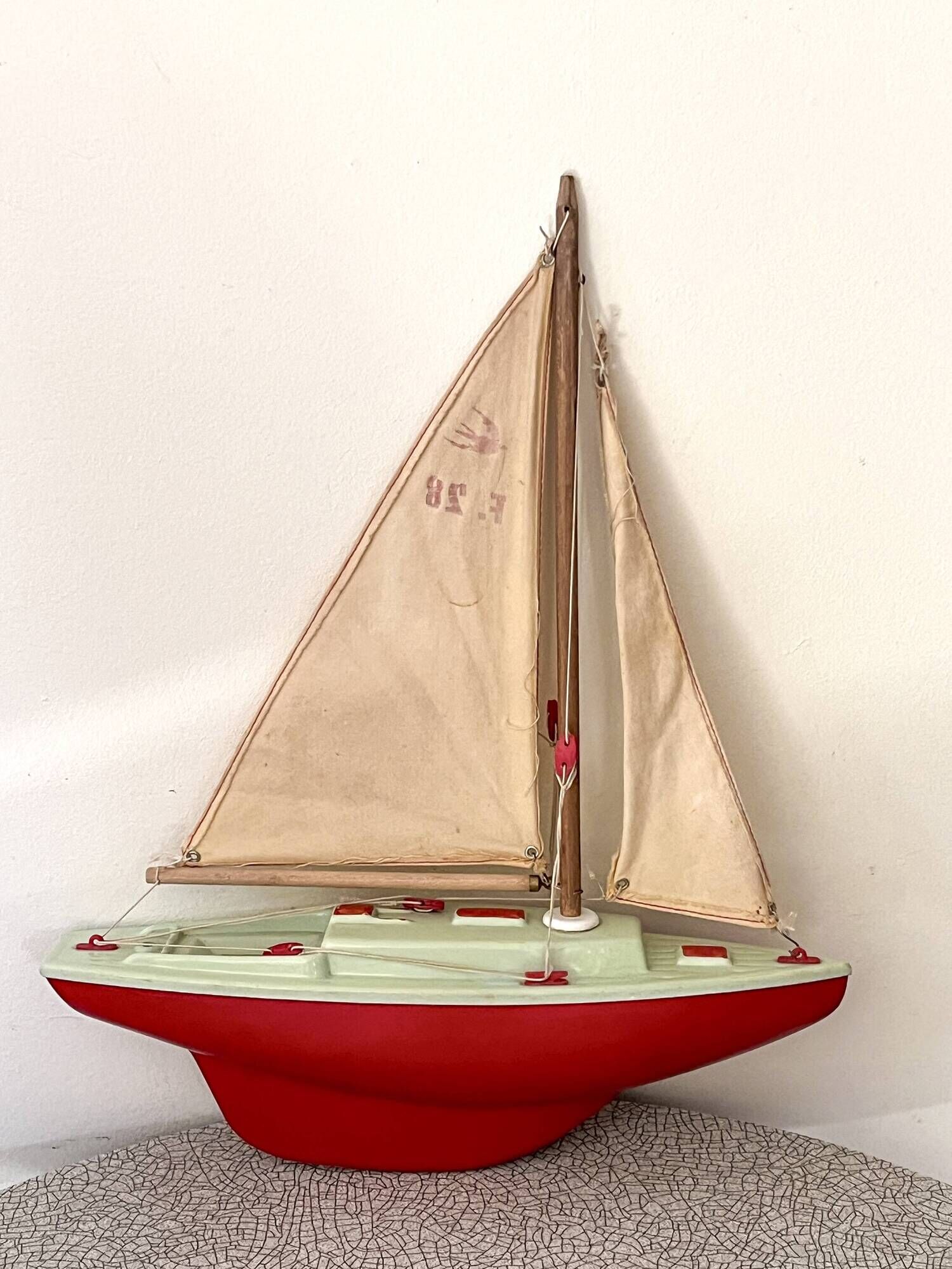 Basin sailing boat, F28 VP30 model from the French brand Giraud Sauveur.