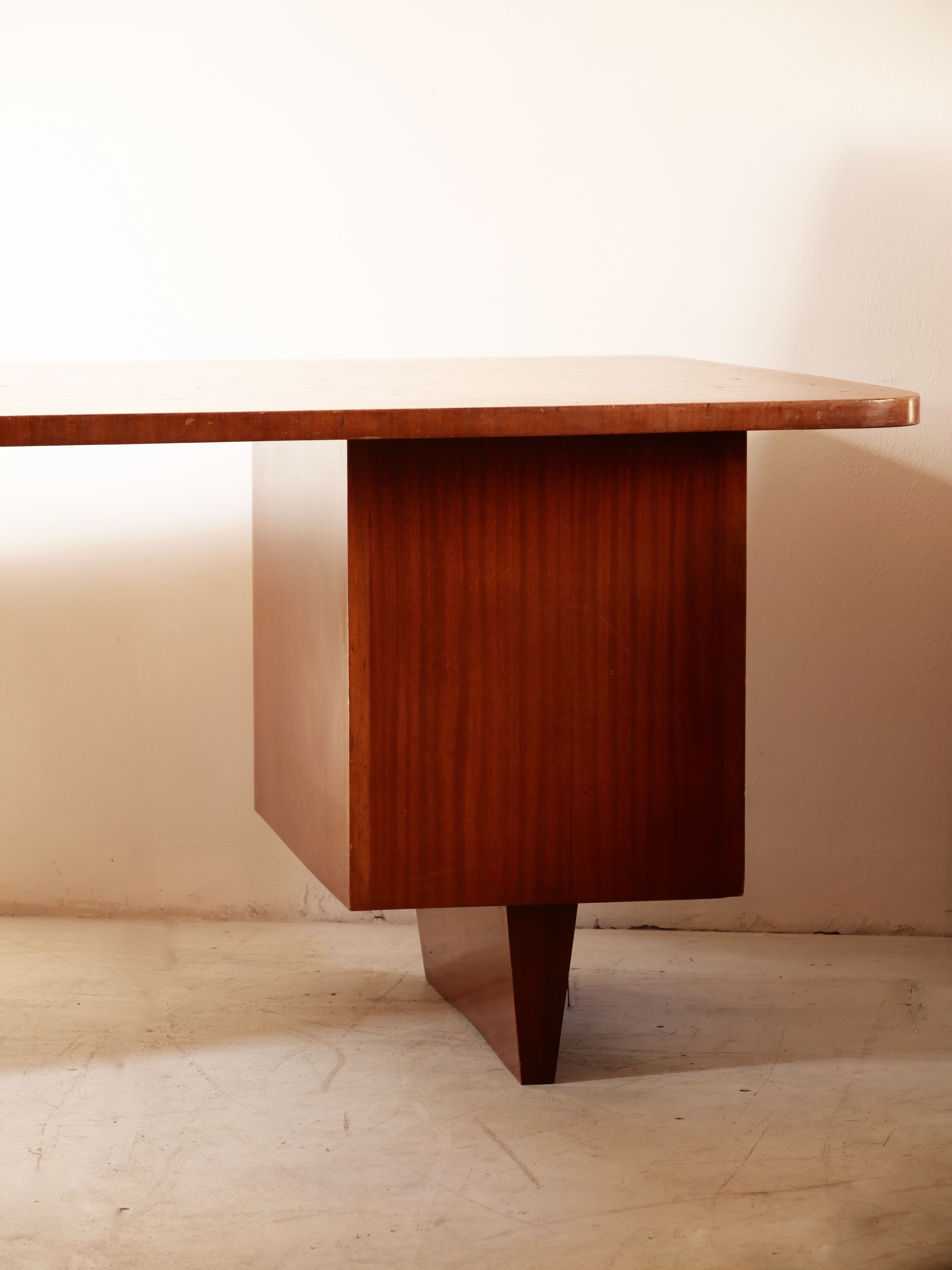 Executive desk model Boomerang standard from De Coene
