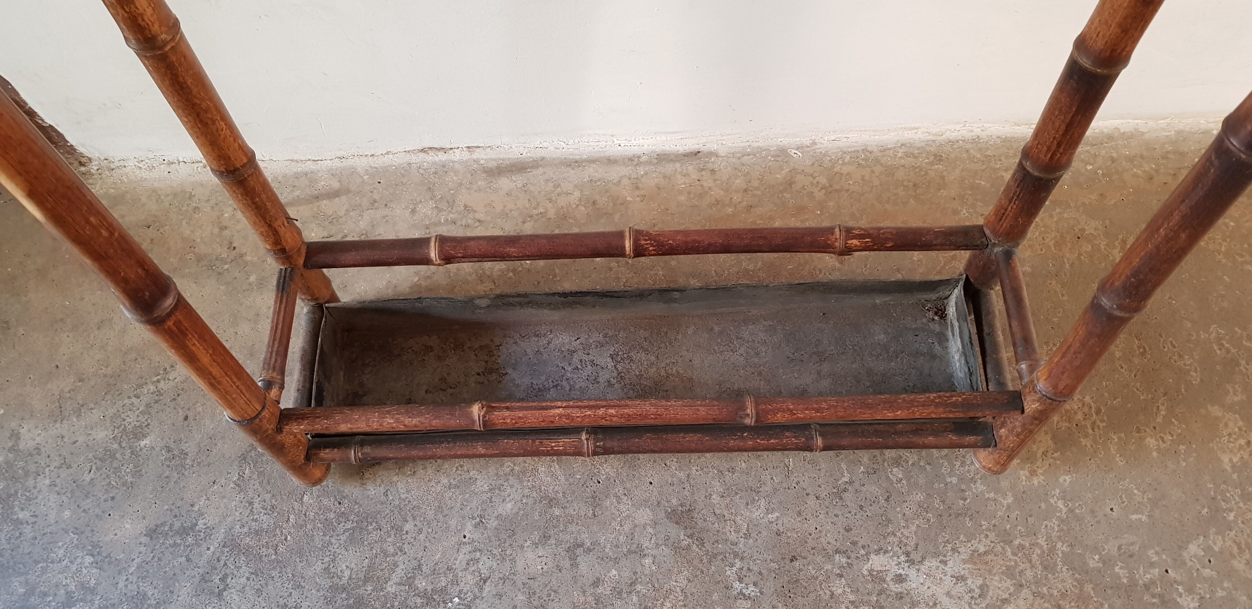 Coat-wearing coats, hats and umbrellas